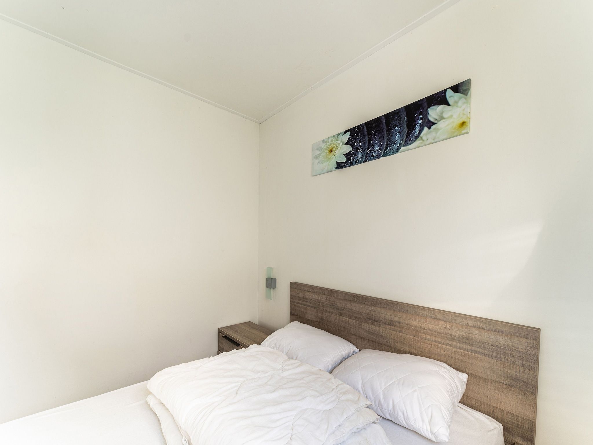 Een slaapkamer van Luxe chalet 55 aan het water in Bantega met sloep 8 pax in Bantega