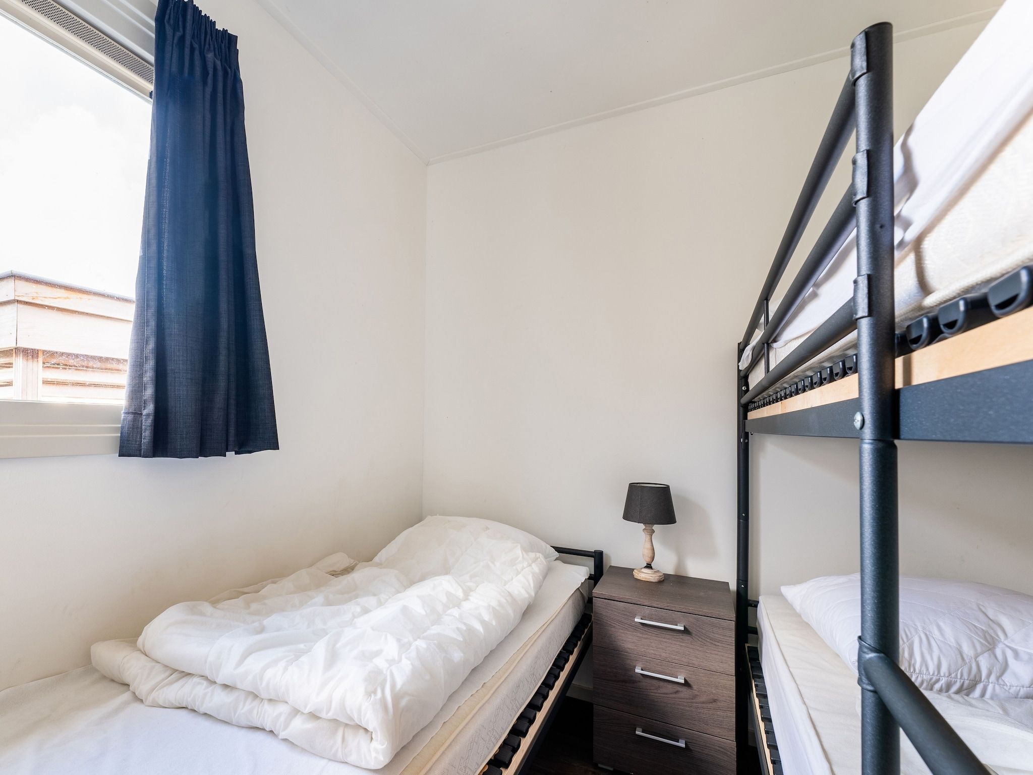 Een slaapkamer van Luxe chalet 55 aan het water in Bantega met sloep 8 pax in Bantega