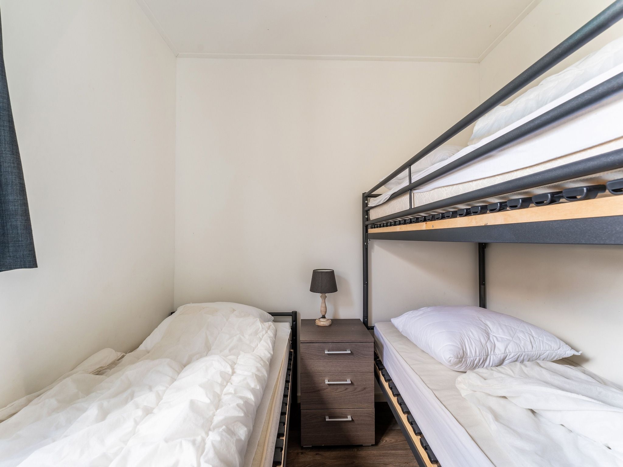Een slaapkamer van Luxe chalet 55 aan het water in Bantega met sloep 8 pax in Bantega