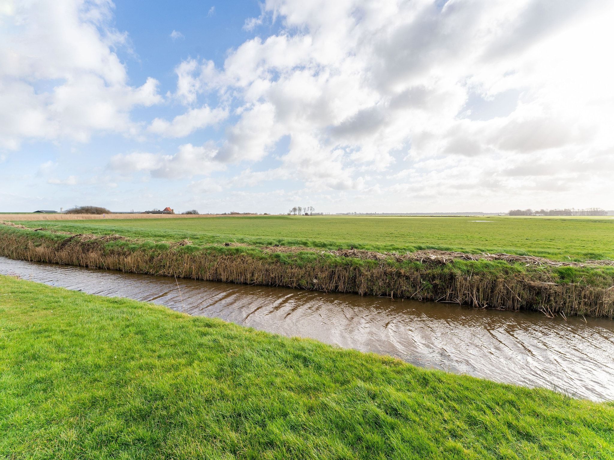 De omgeving van Luxe chalet 55 aan het water in Bantega met sloep 8 pax in Bantega
