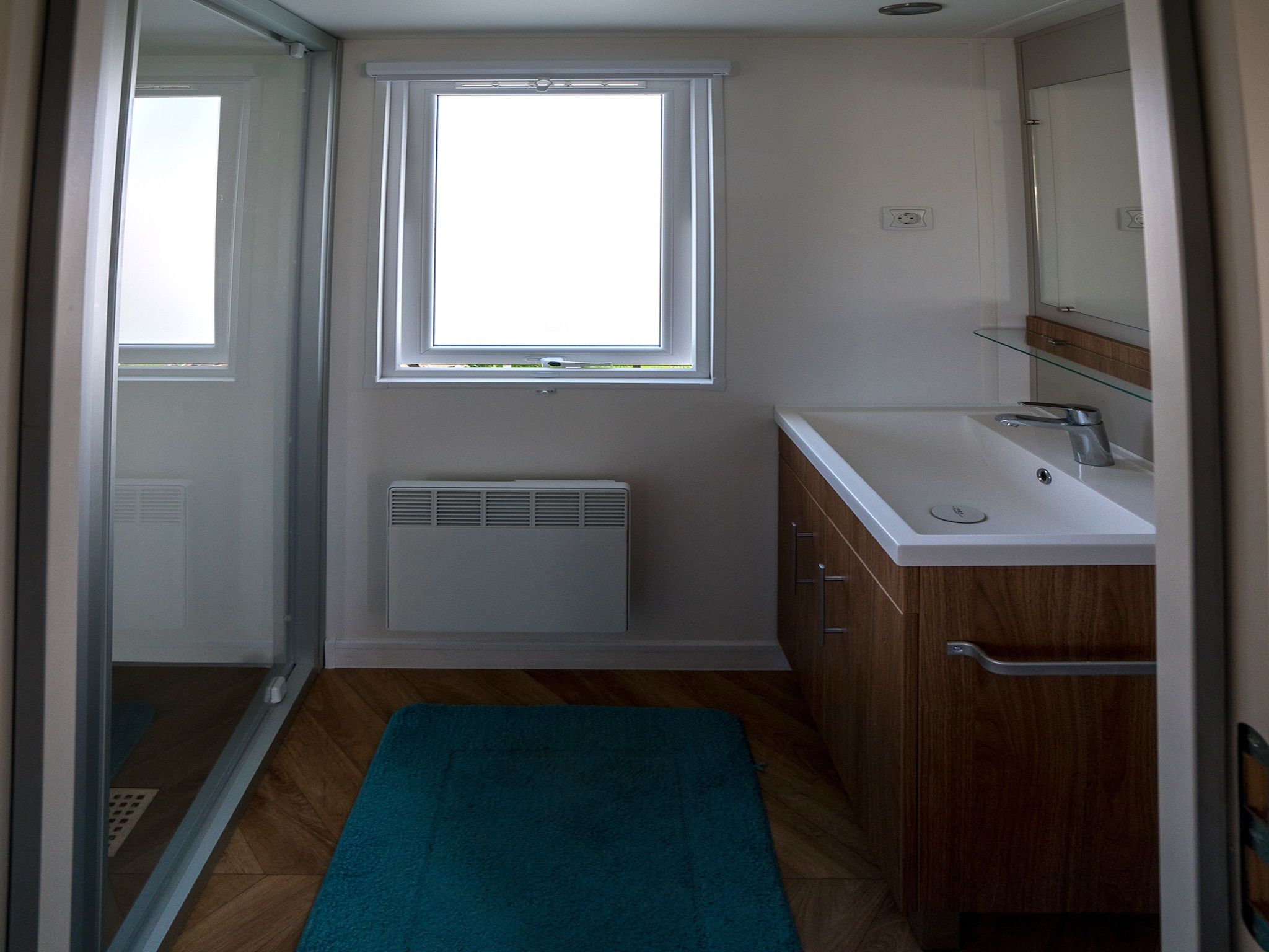 De badkamer van Ocean Dreams Oostkapelle Zeeland M55 in Oostkapelle