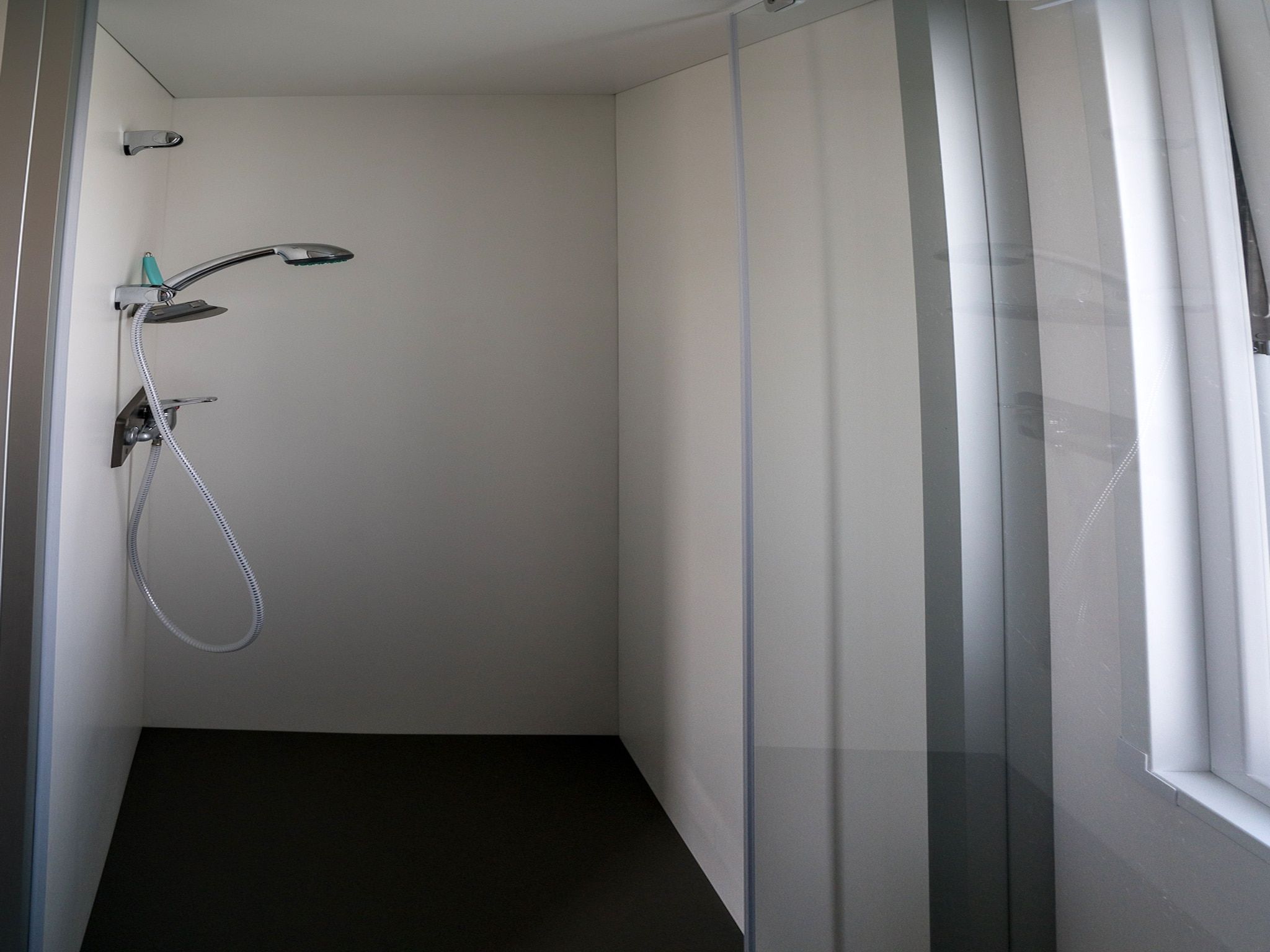 De badkamer van Ocean Dreams Oostkapelle Zeeland M55 in Oostkapelle