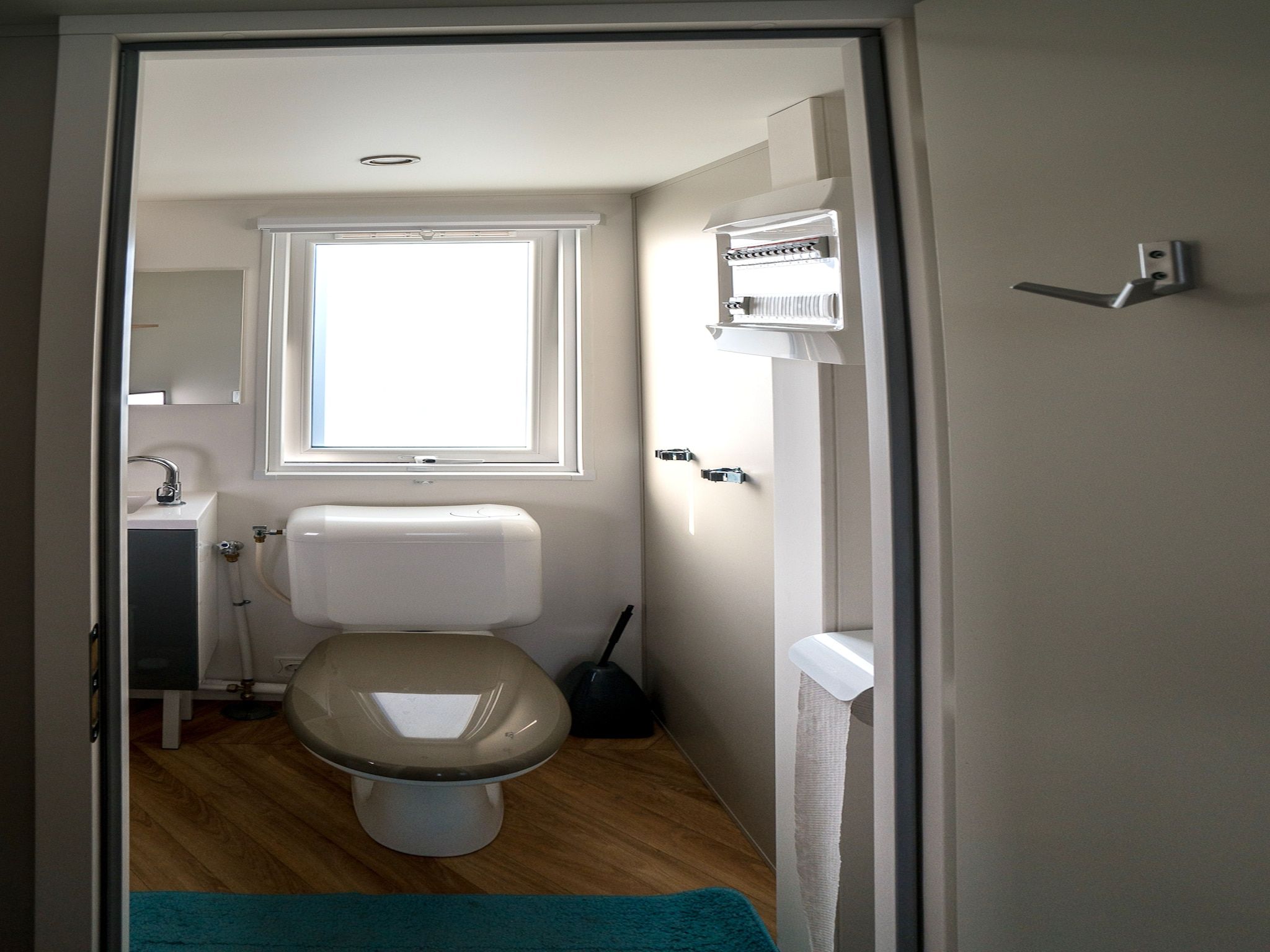 De badkamer van Ocean Dreams Oostkapelle Zeeland M55 in Oostkapelle