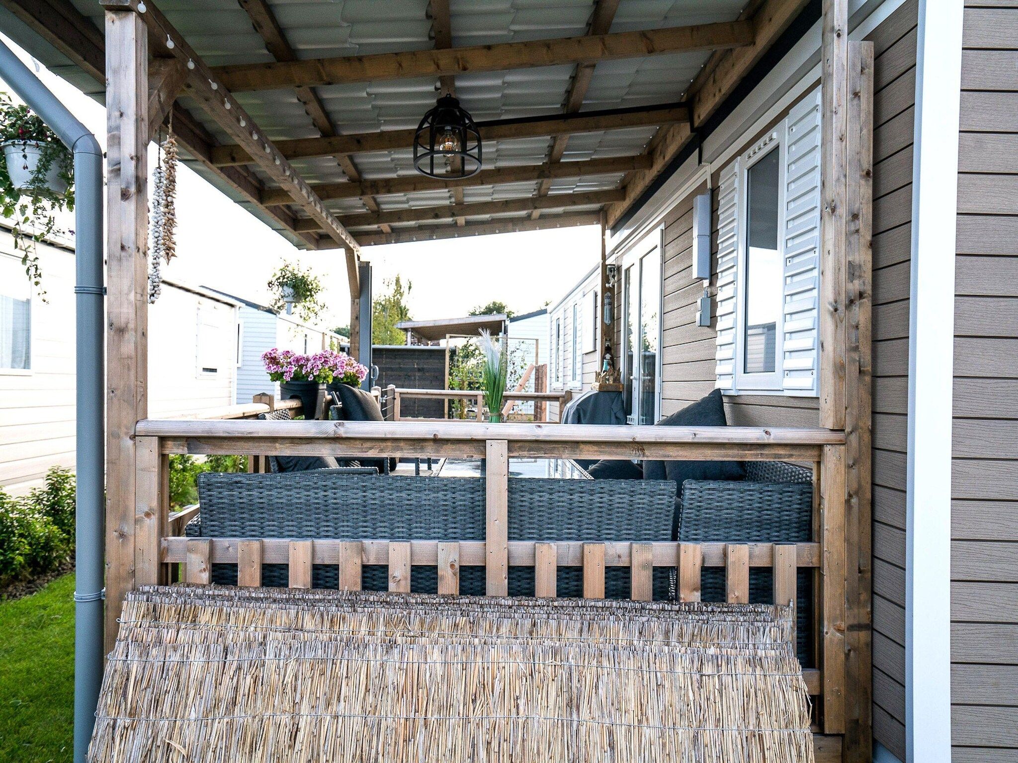 Het terras van Ocean Dreams Oostkapelle Zeeland M55 in Oostkapelle