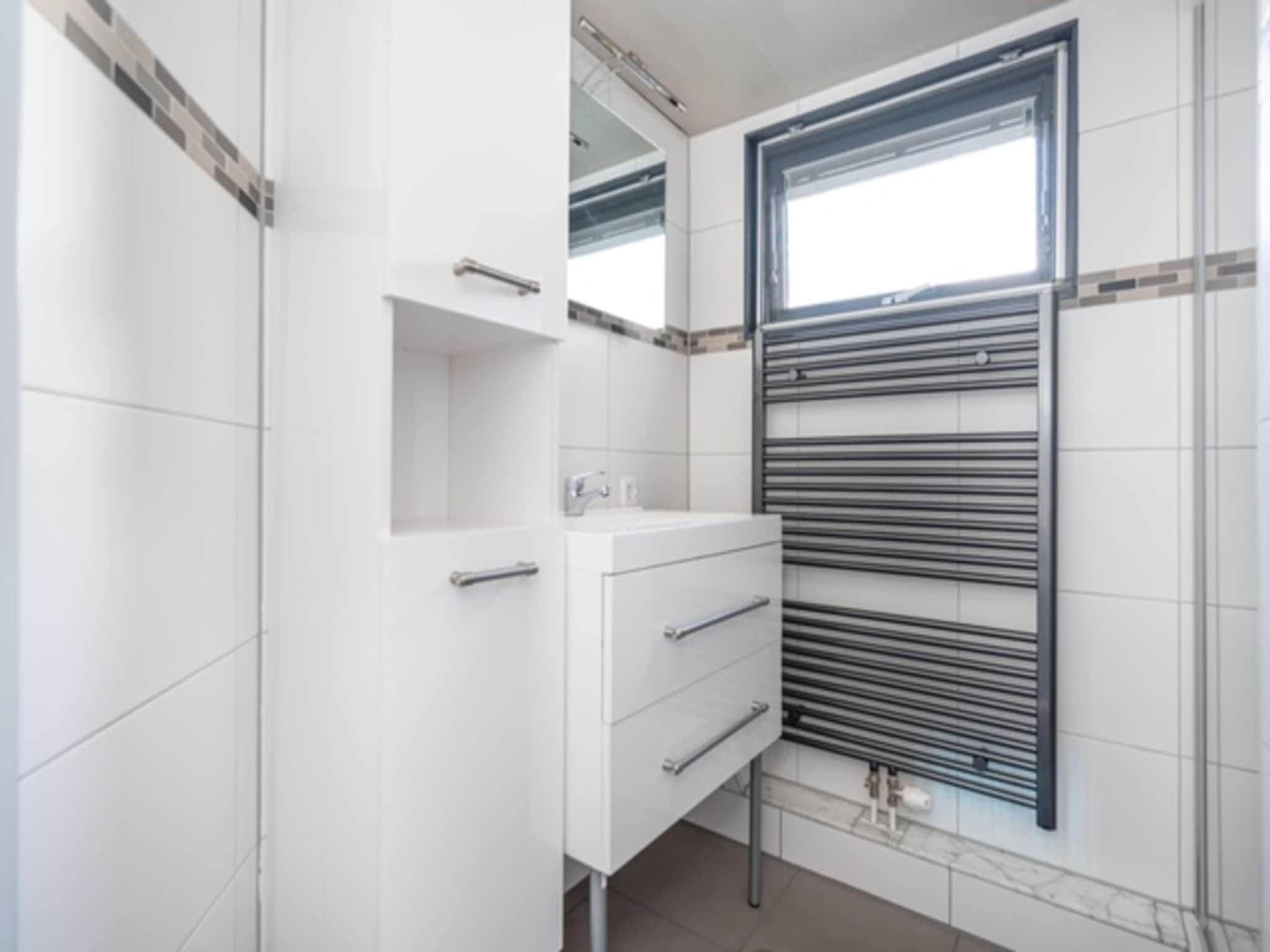 De badkamer van Chalet Sea Rocks in Goedereede