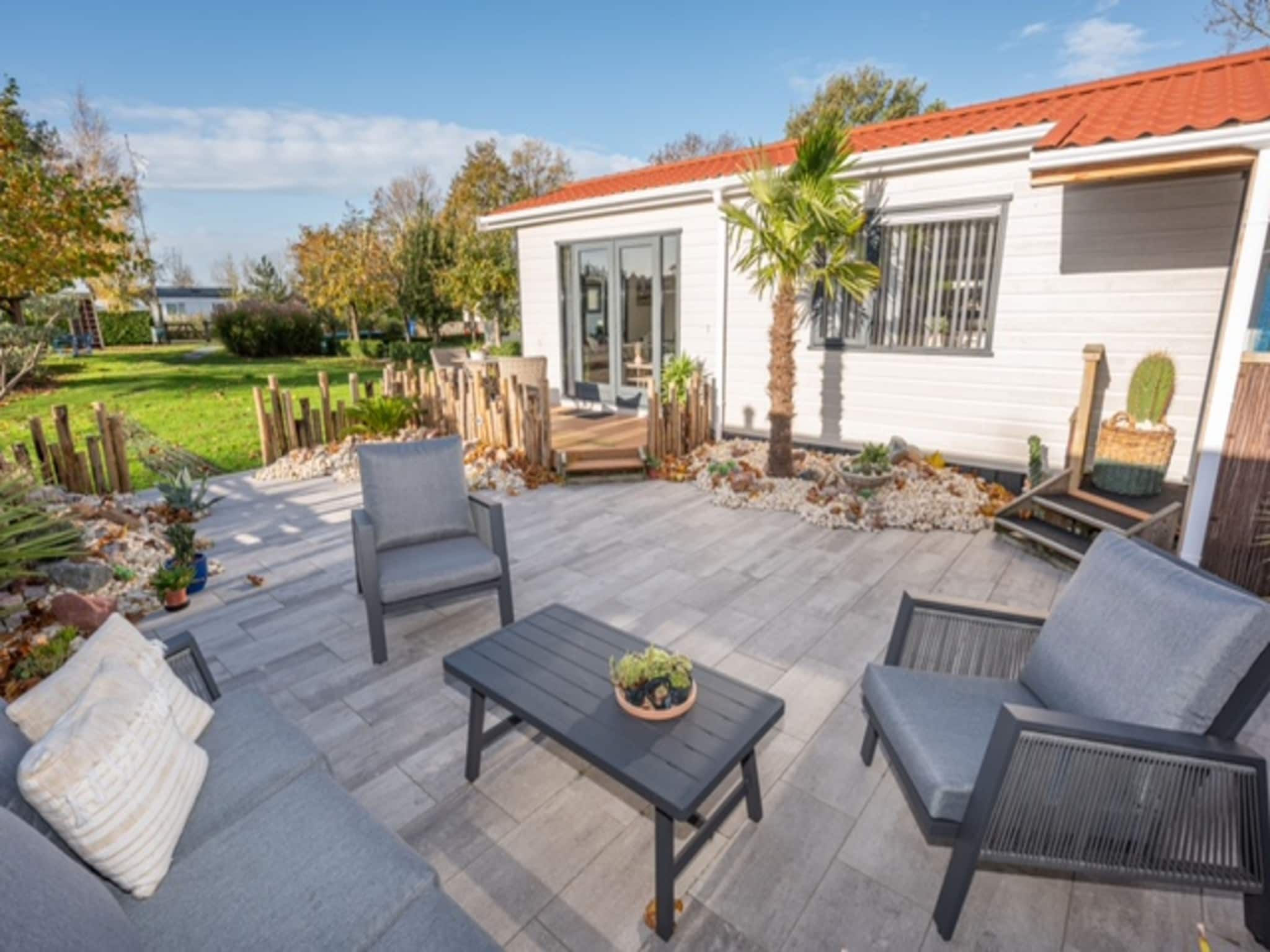 Het terras van Chalet Sea Rocks in Goedereede