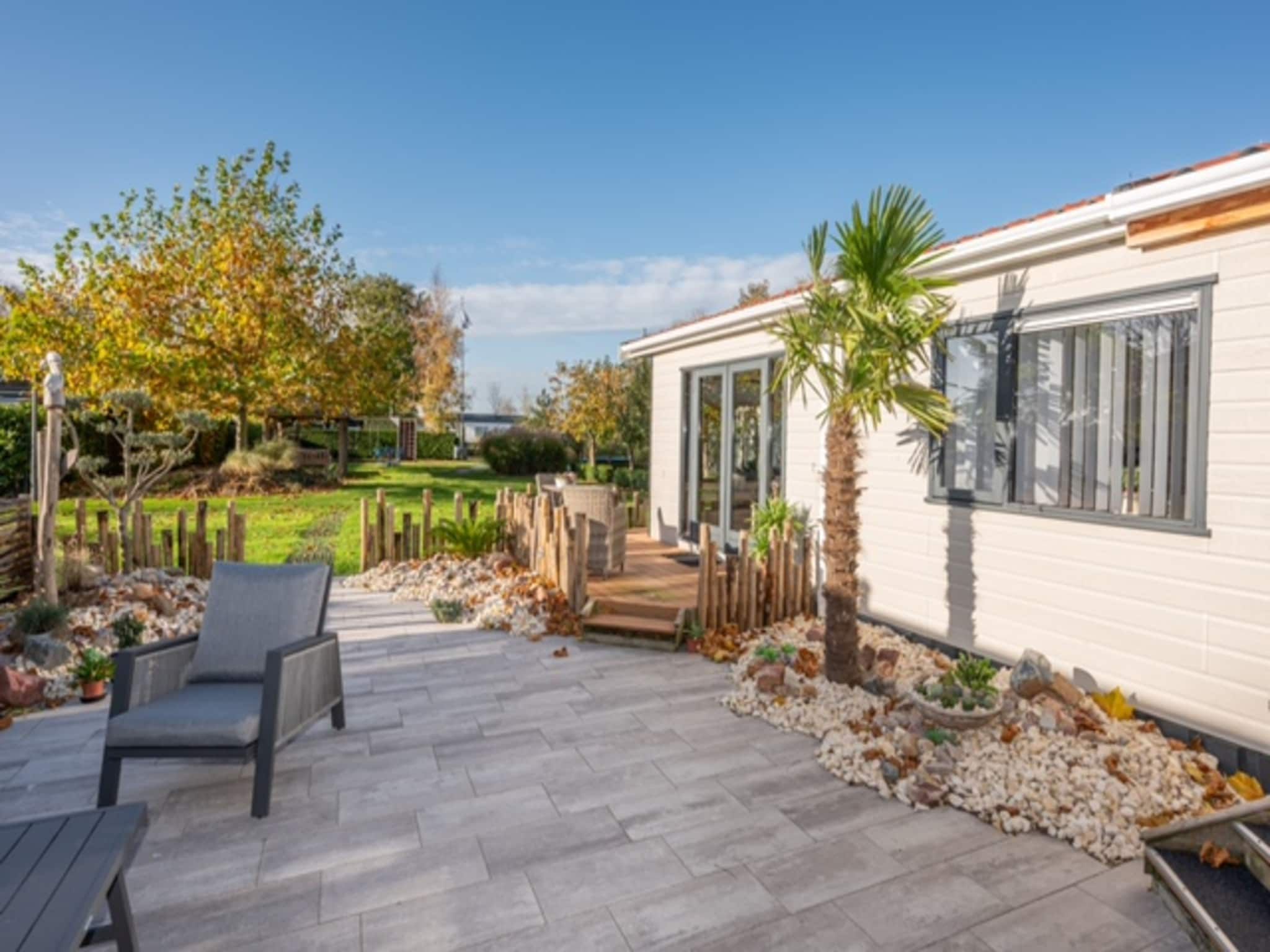 De tuin van Chalet Sea Rocks in Goedereede