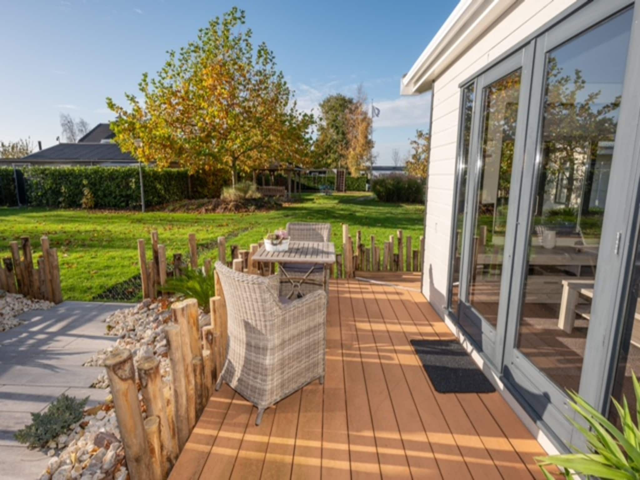 De tuin van Chalet Sea Rocks in Goedereede