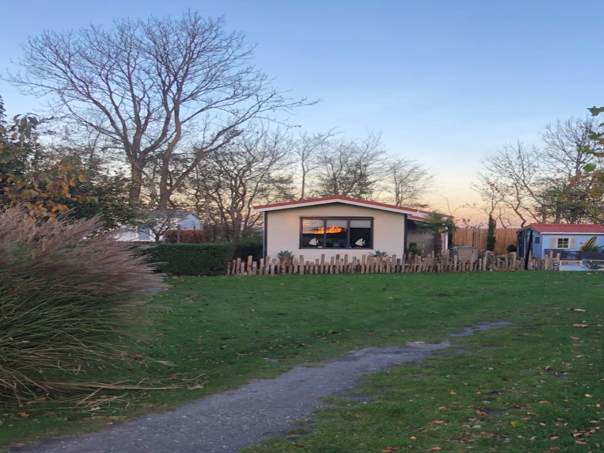 De tuin van Chalet Sea Rocks in Goedereede