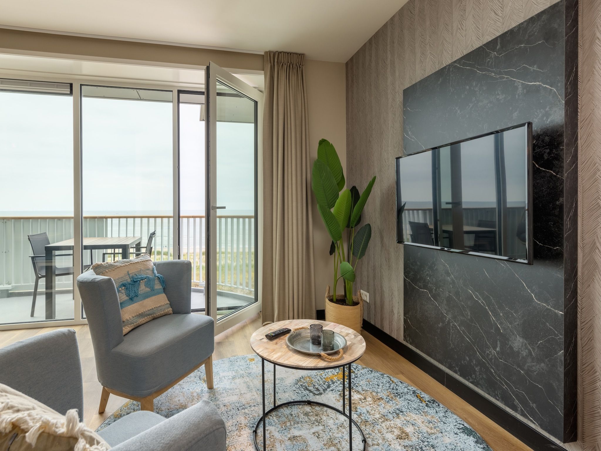 De woonkamer van Residentie de Graaf van Egmont 9 in Egmond aan zee