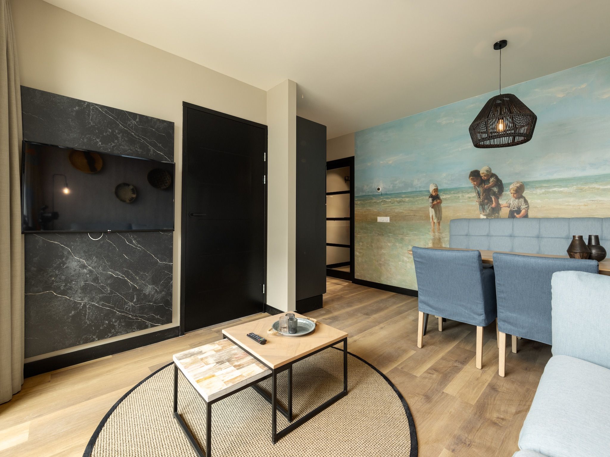 De woonkamer van Residentie de Graaf van Egmont 10 in Egmond aan zee