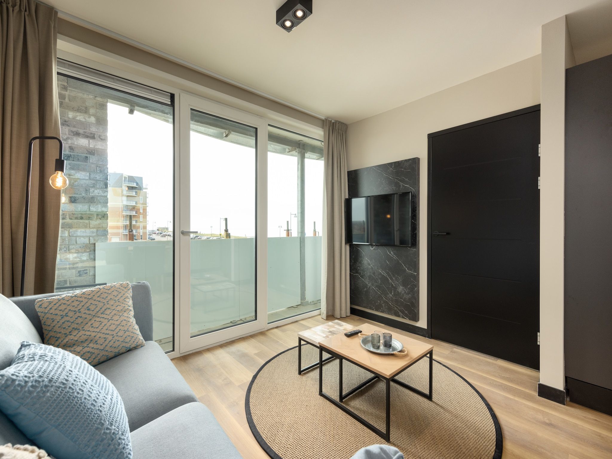 De woonkamer van Residentie de Graaf van Egmont 10 in Egmond aan zee