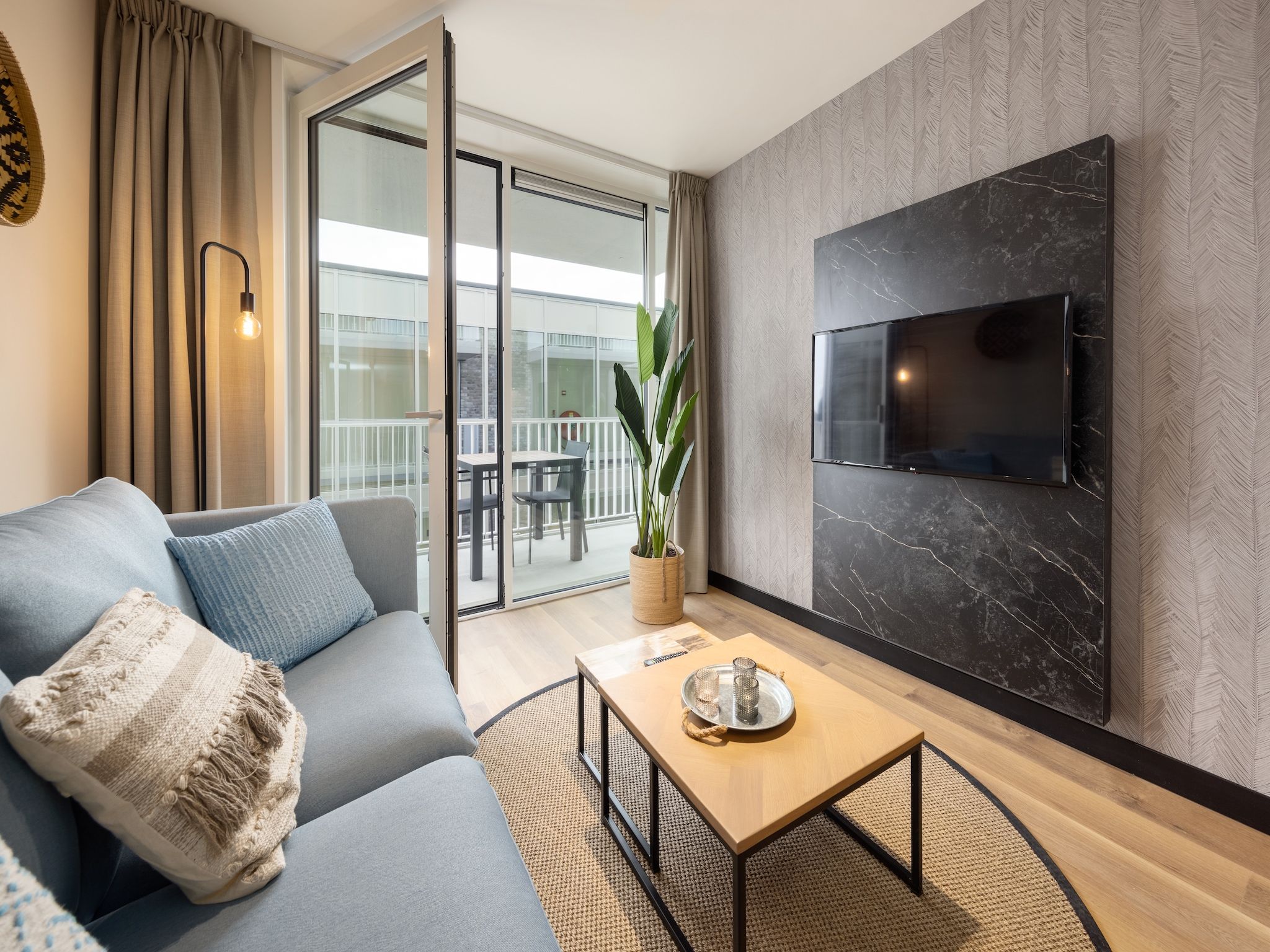 De woonkamer van Residentie de Graaf van Egmont 11 in Egmond aan zee