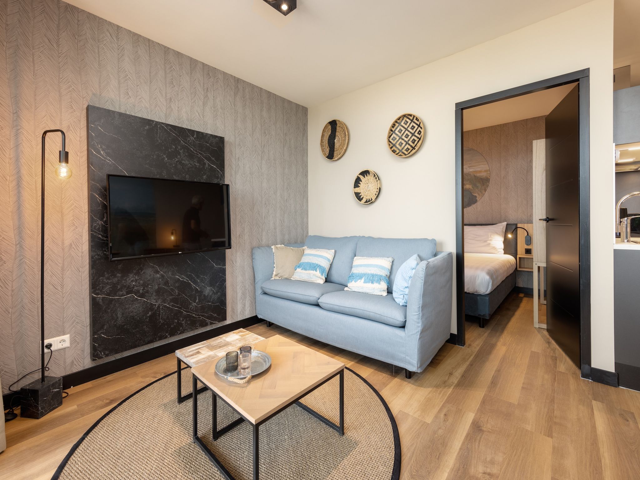 De woonkamer van Residentie de Graaf van Egmont 12 in Egmond aan zee