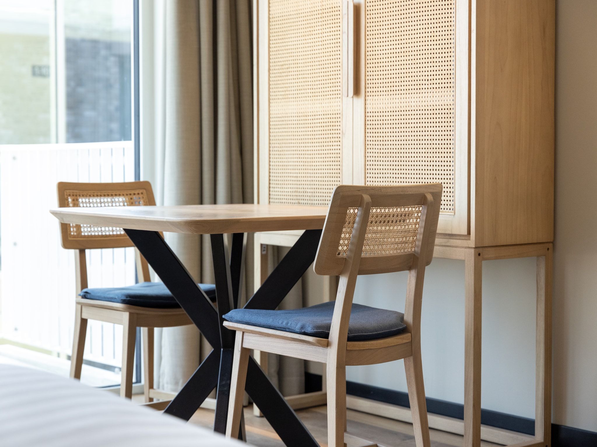 De woonkamer van Residentie de Graaf van Egmont 13 in Egmond aan zee