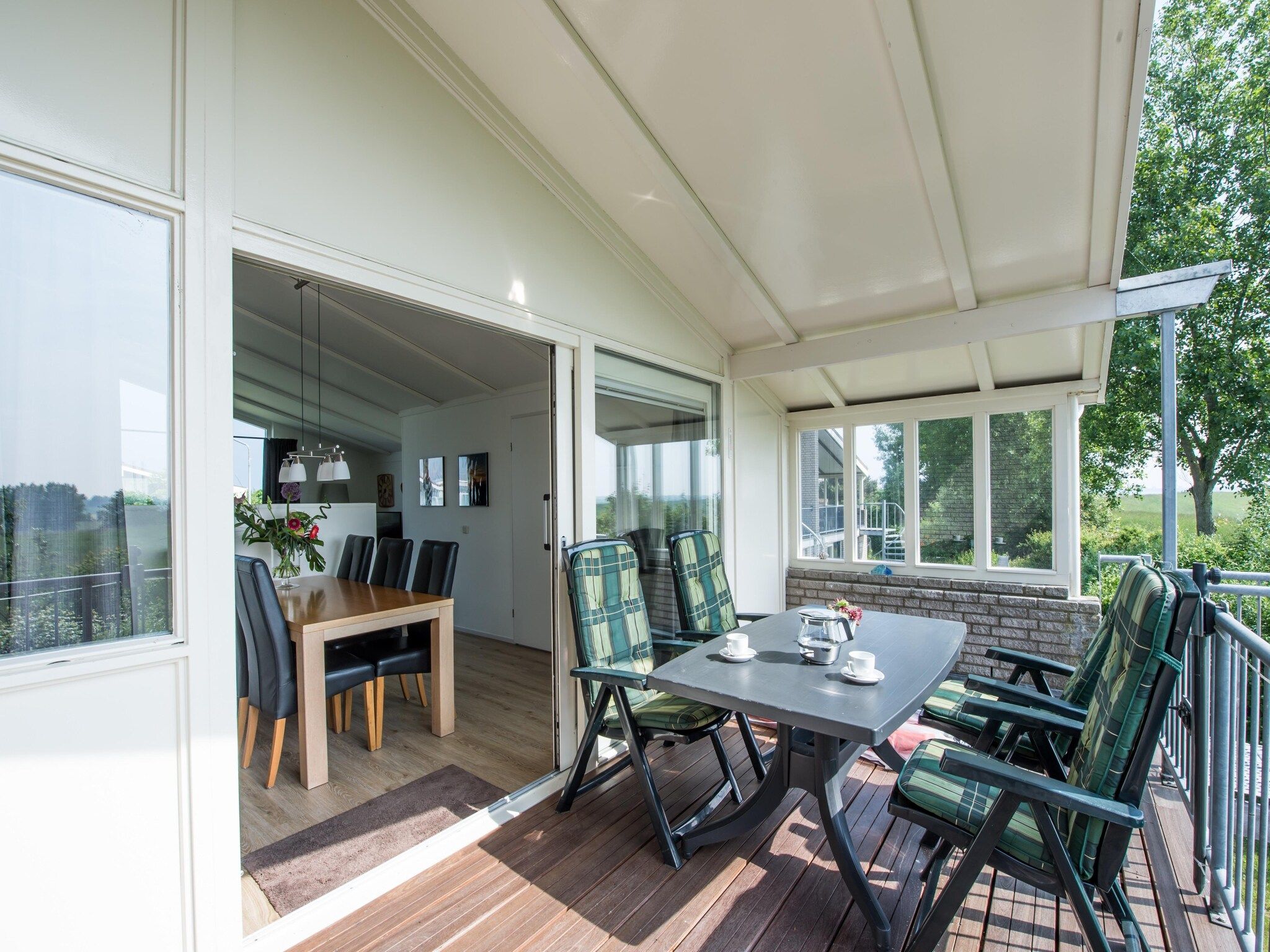 Het terras van Ostrea 34 in Kamperland