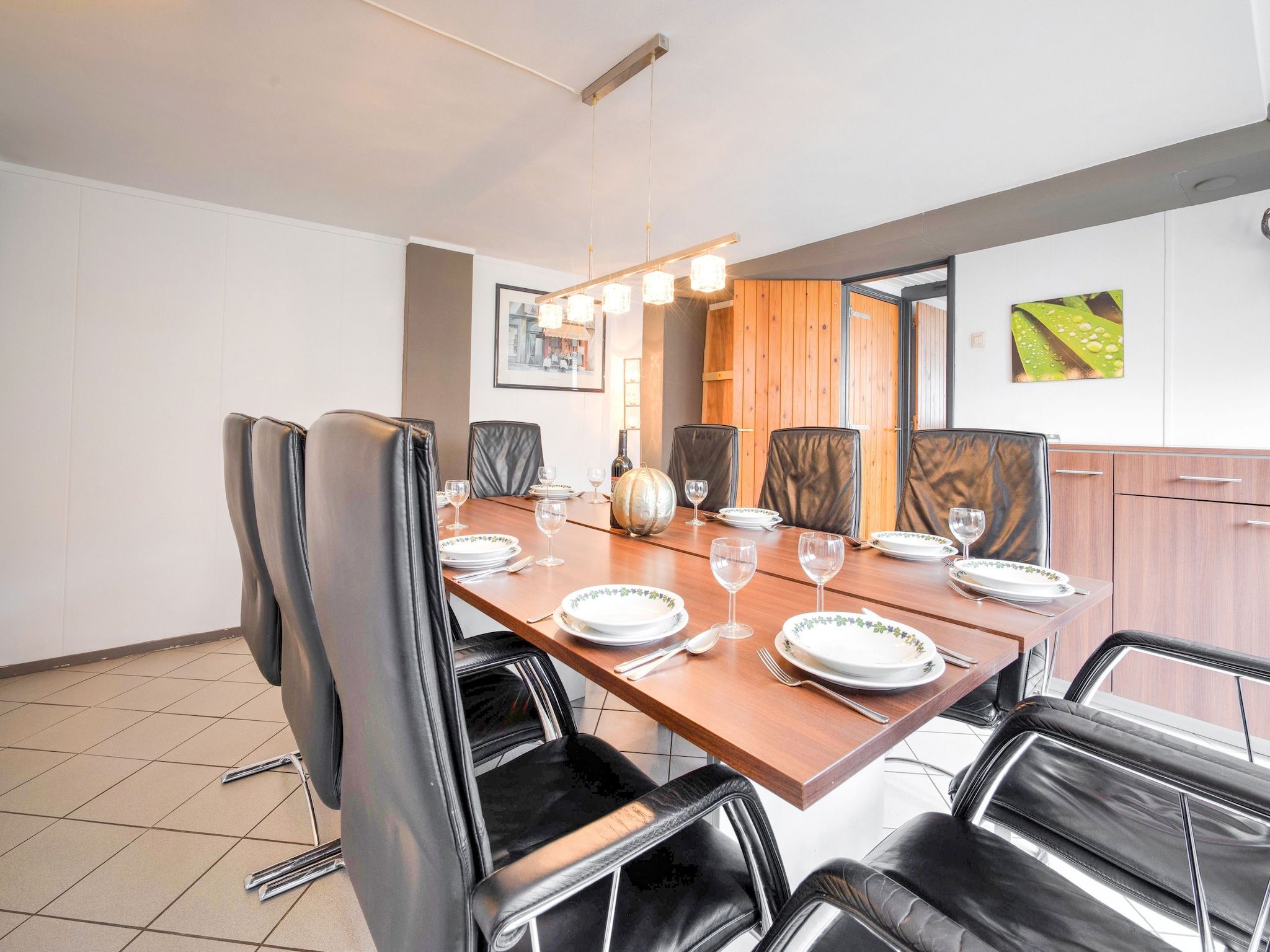 De eetkamer van De Wingerd 10P in Ulestraten