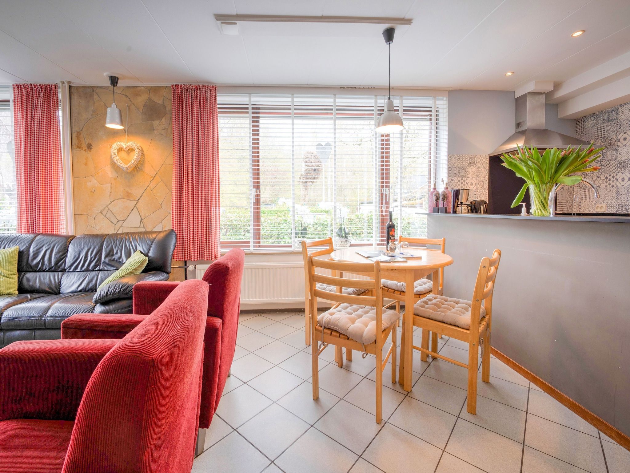 De woonkamer van De Wingerd 10P in Ulestraten