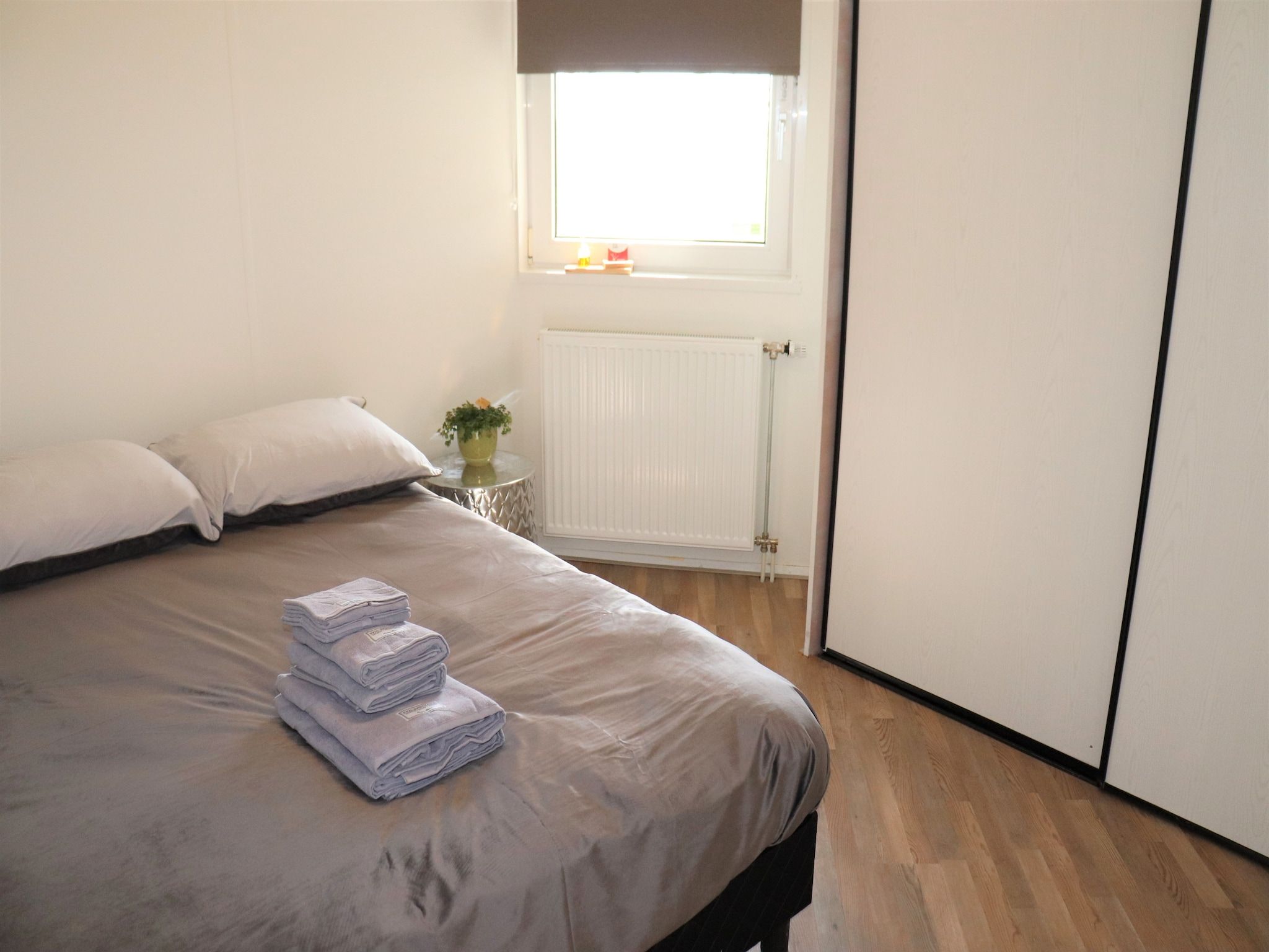 Een slaapkamer van Knus chalet in Friesland met hottub in Suwald