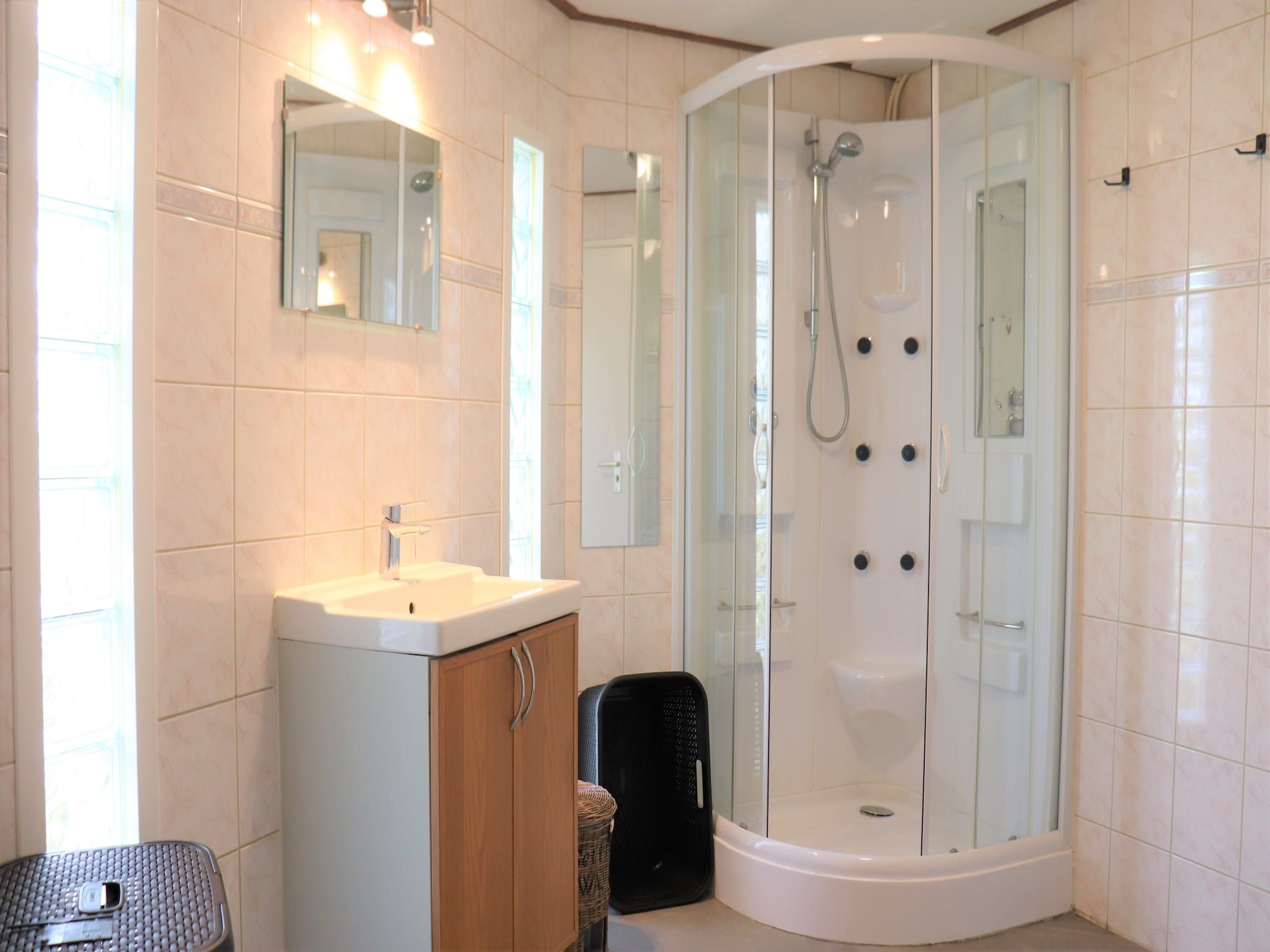 De badkamer van Knus chalet in Friesland met hottub in Suwald