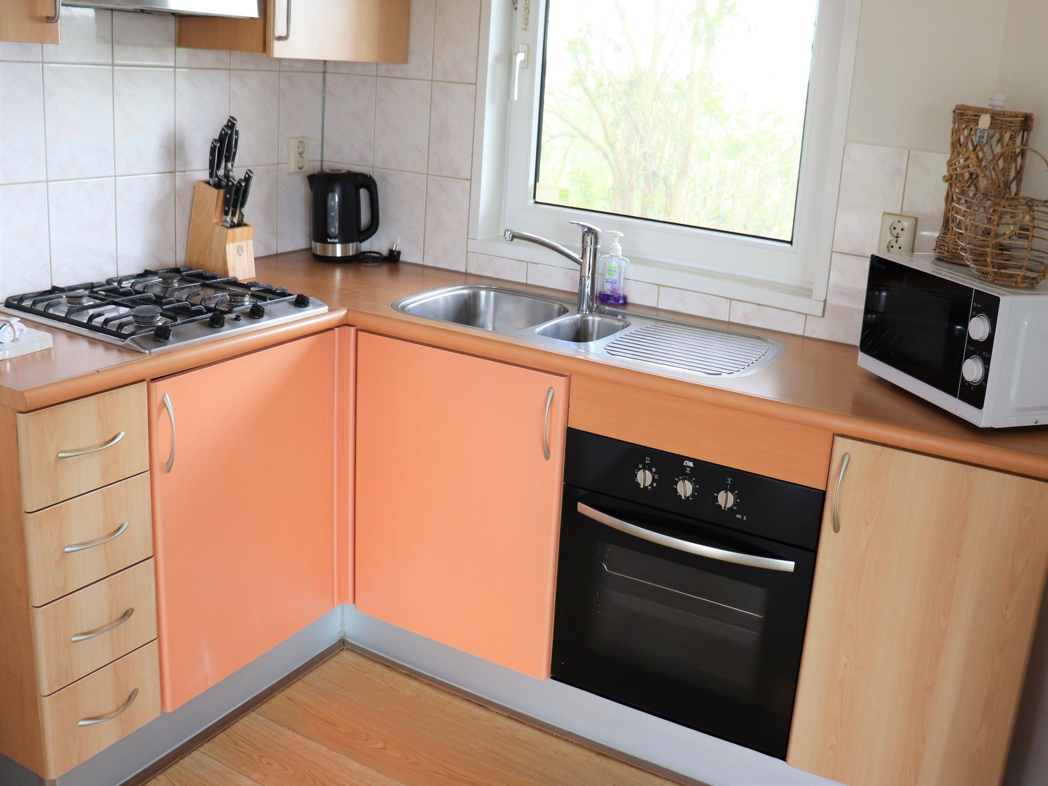 De keuken van Knus chalet in Friesland met hottub in Suwald