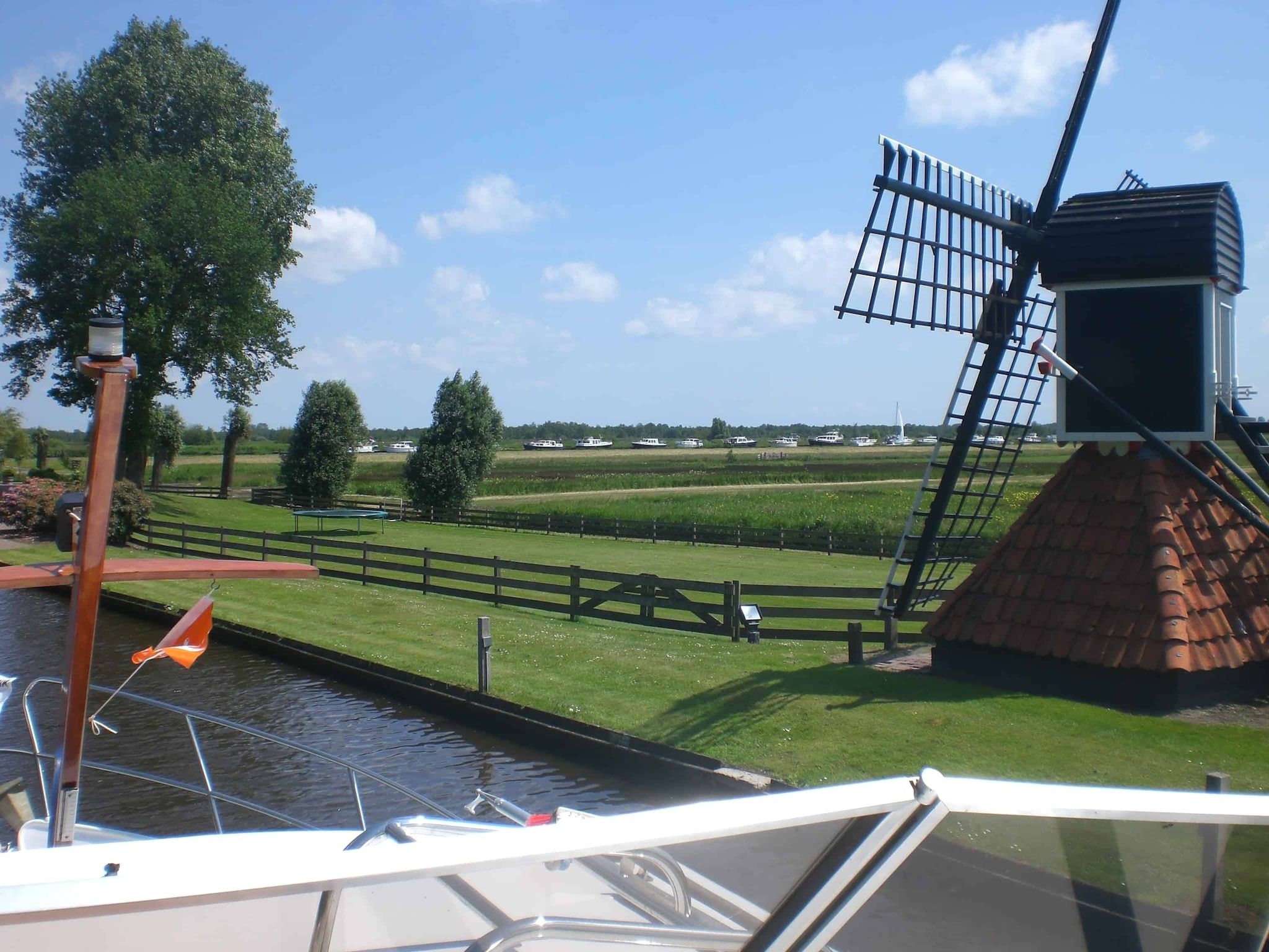 De omgeving van Knus chalet in Friesland met hottub in Suwald