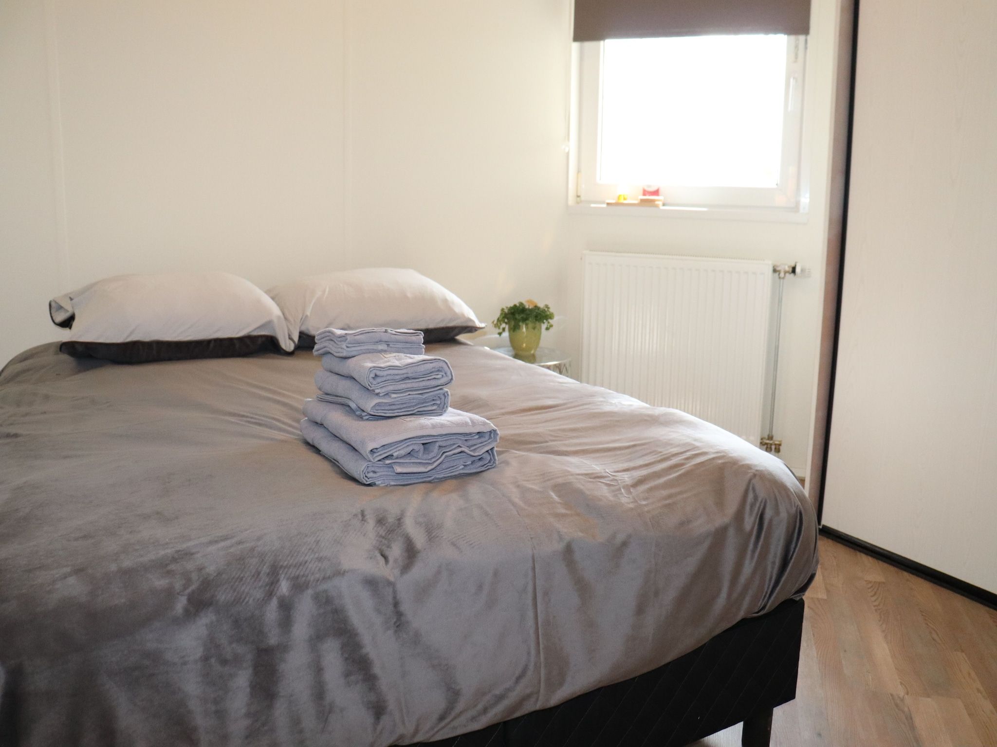 Een slaapkamer van Knus chalet in Friesland met hottub in Suwald