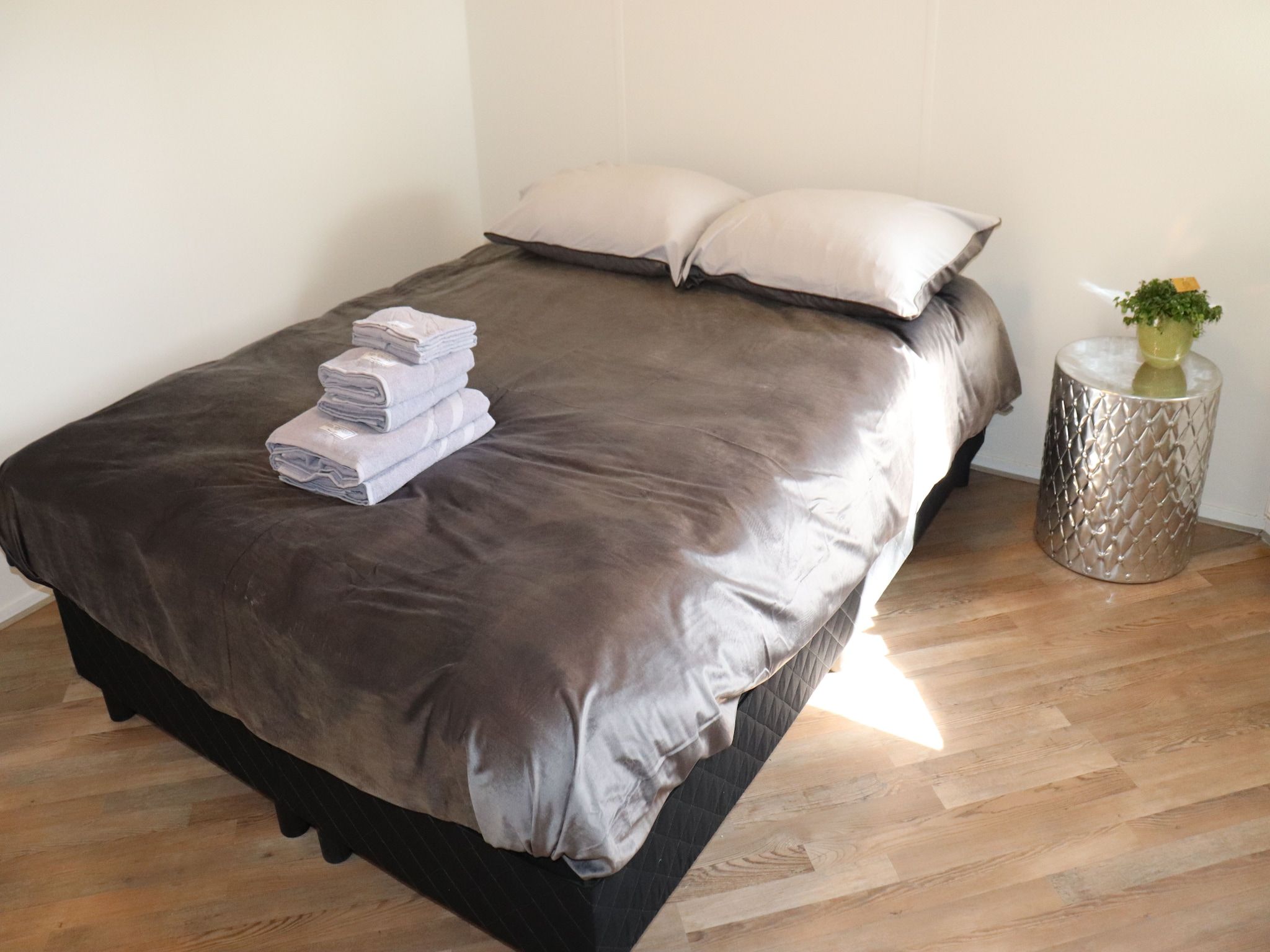 Een slaapkamer van Knus chalet in Friesland met hottub in Suwald