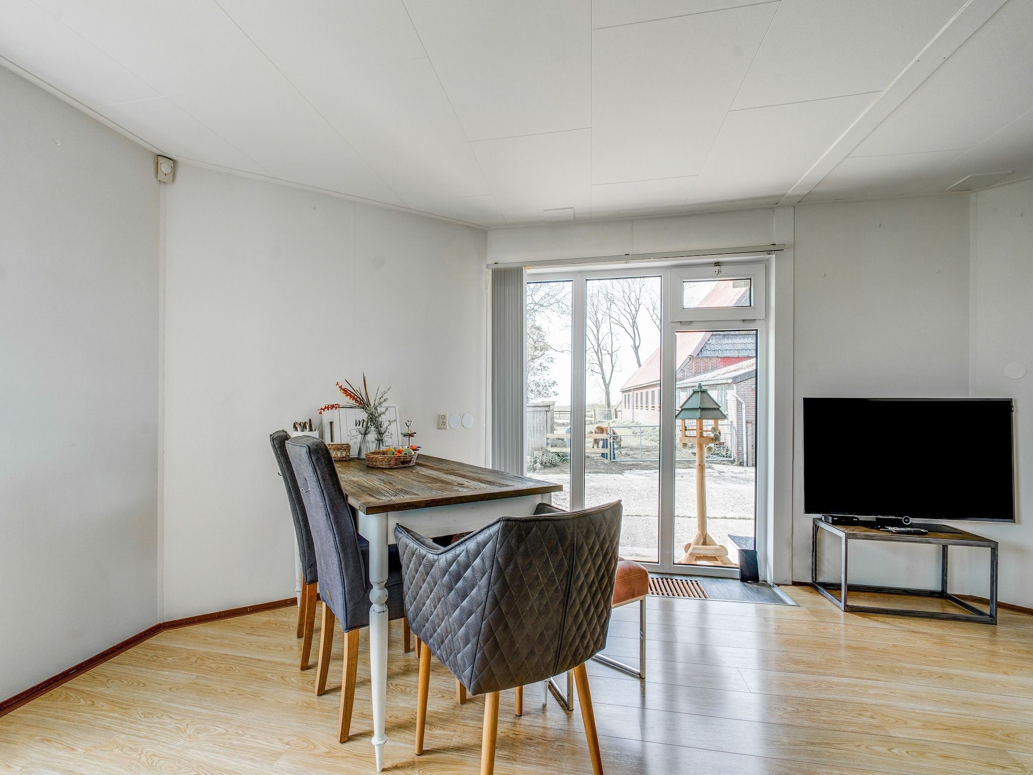 De eetkamer van Knus chalet in Friesland met hottub in Suwald
