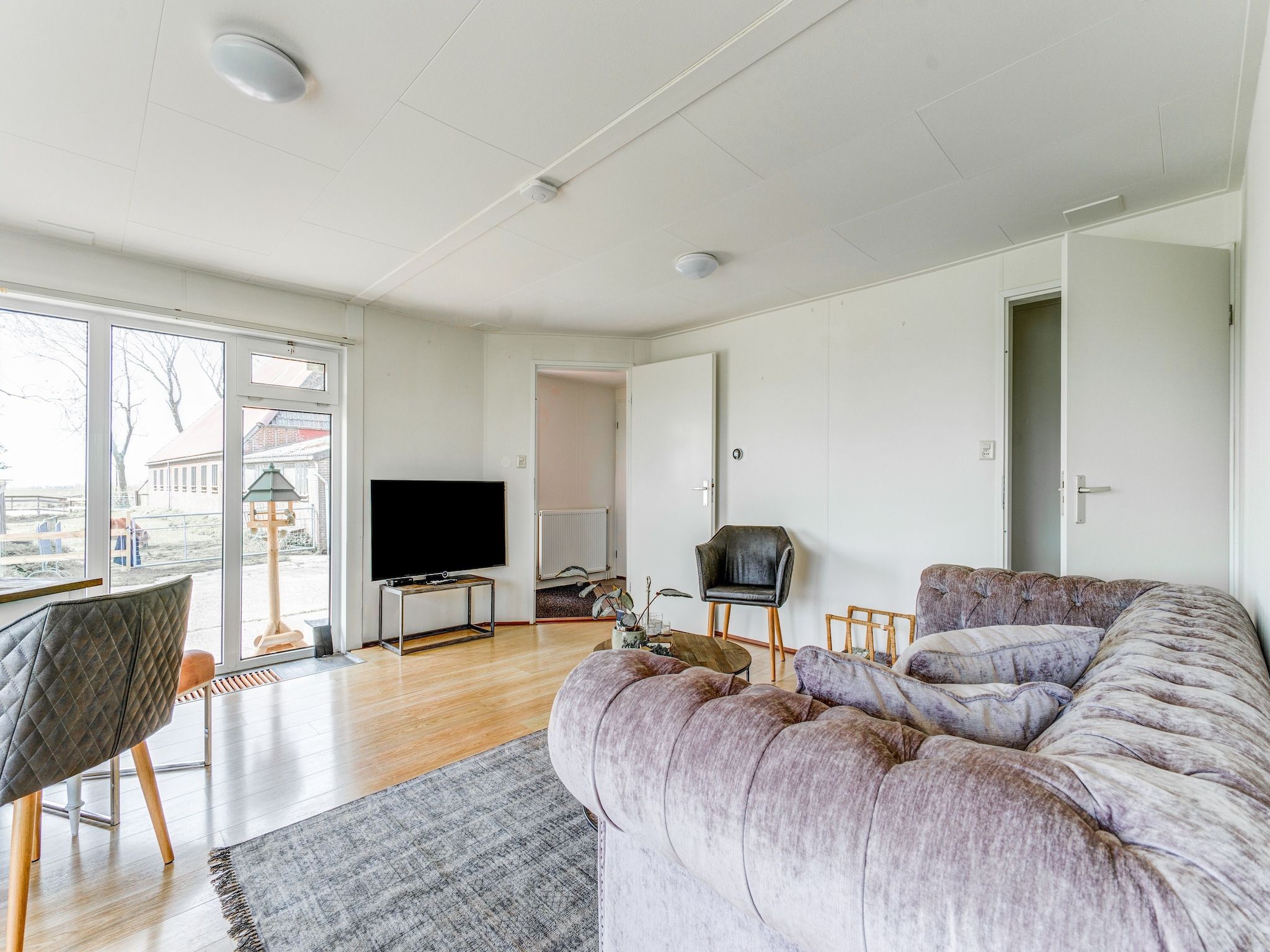 De woonkamer van Knus chalet in Friesland met hottub in Suwald