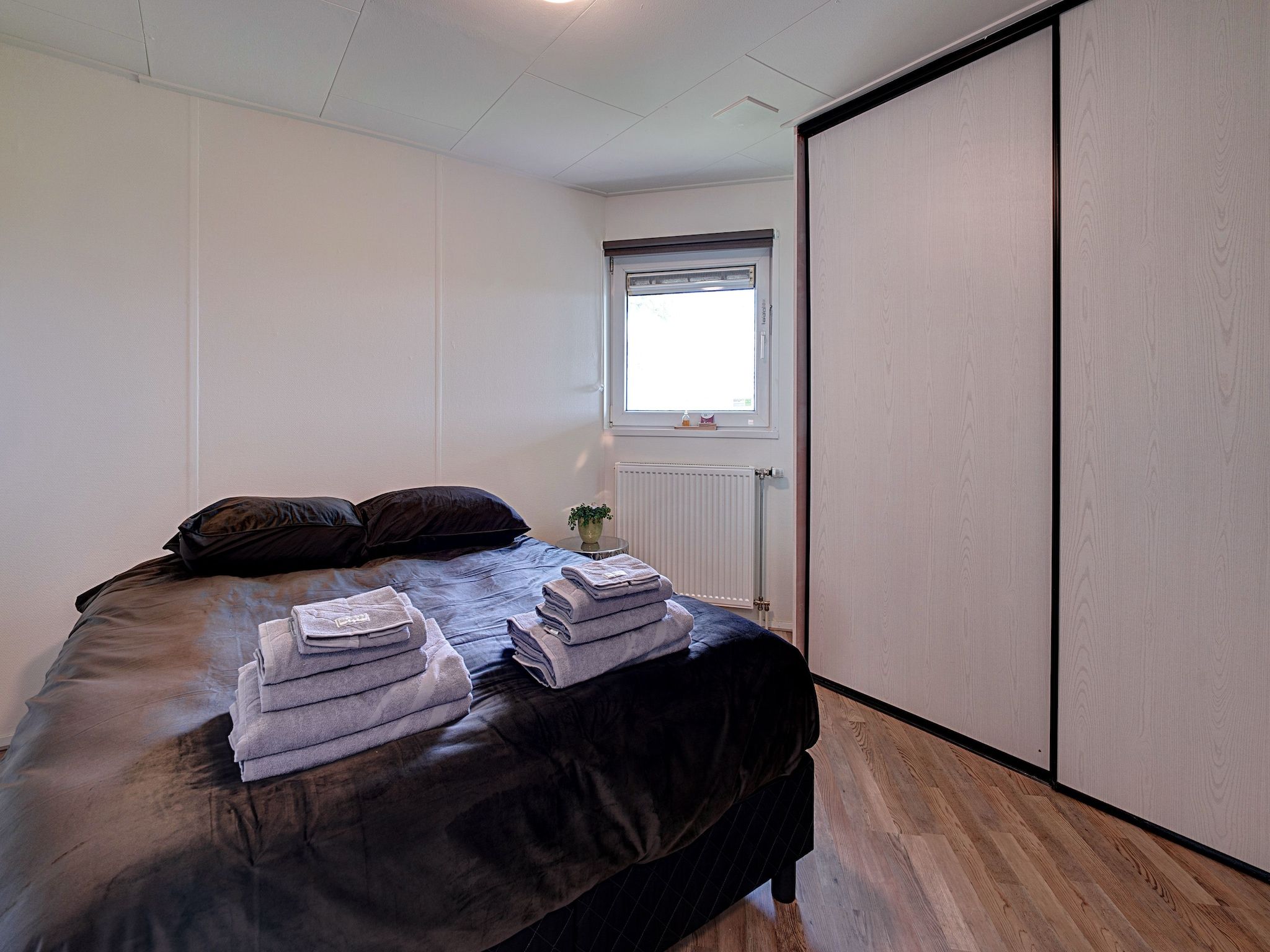 Een slaapkamer van Knus chalet in Friesland met hottub in Suwald