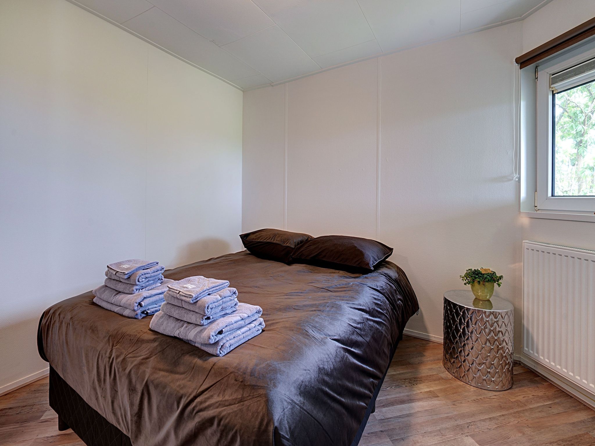 Een slaapkamer van Knus chalet in Friesland met hottub in Suwald