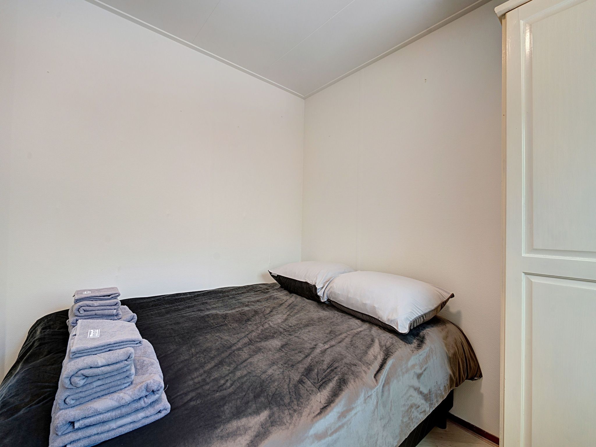 Een slaapkamer van Knus chalet in Friesland met hottub in Suwald