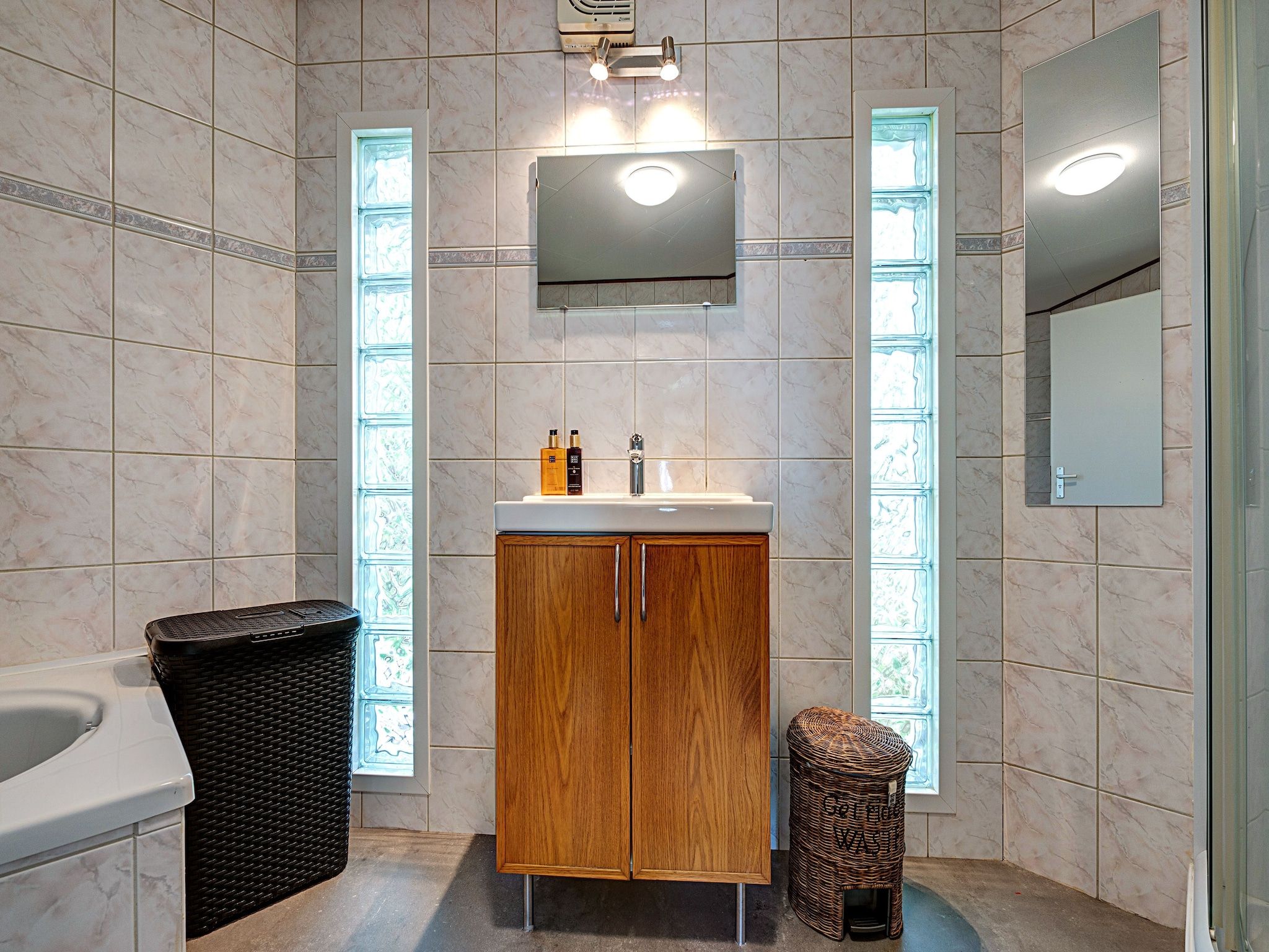 De badkamer van Knus chalet in Friesland met hottub in Suwald