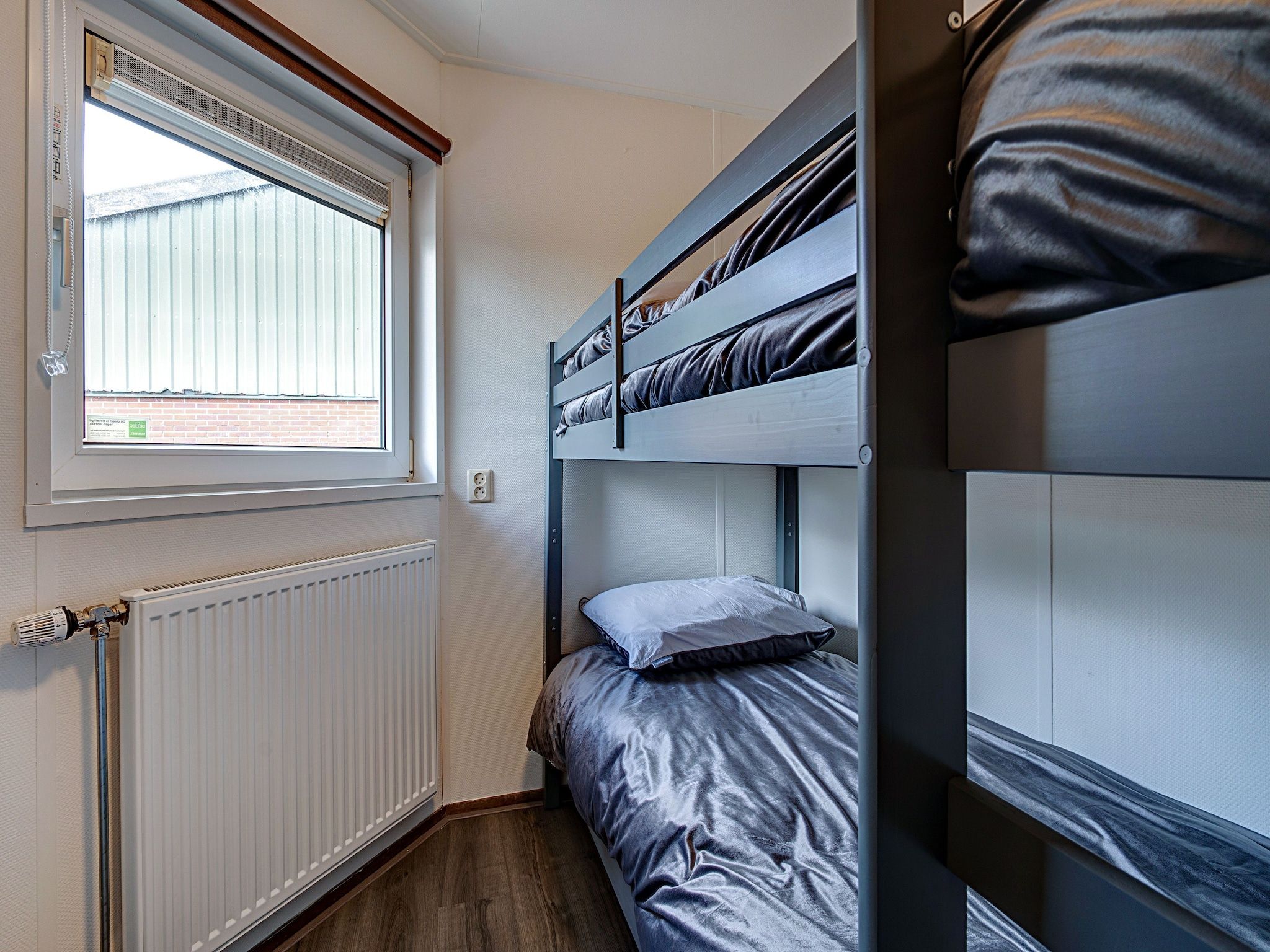 Een slaapkamer van Knus chalet in Friesland met hottub in Suwald