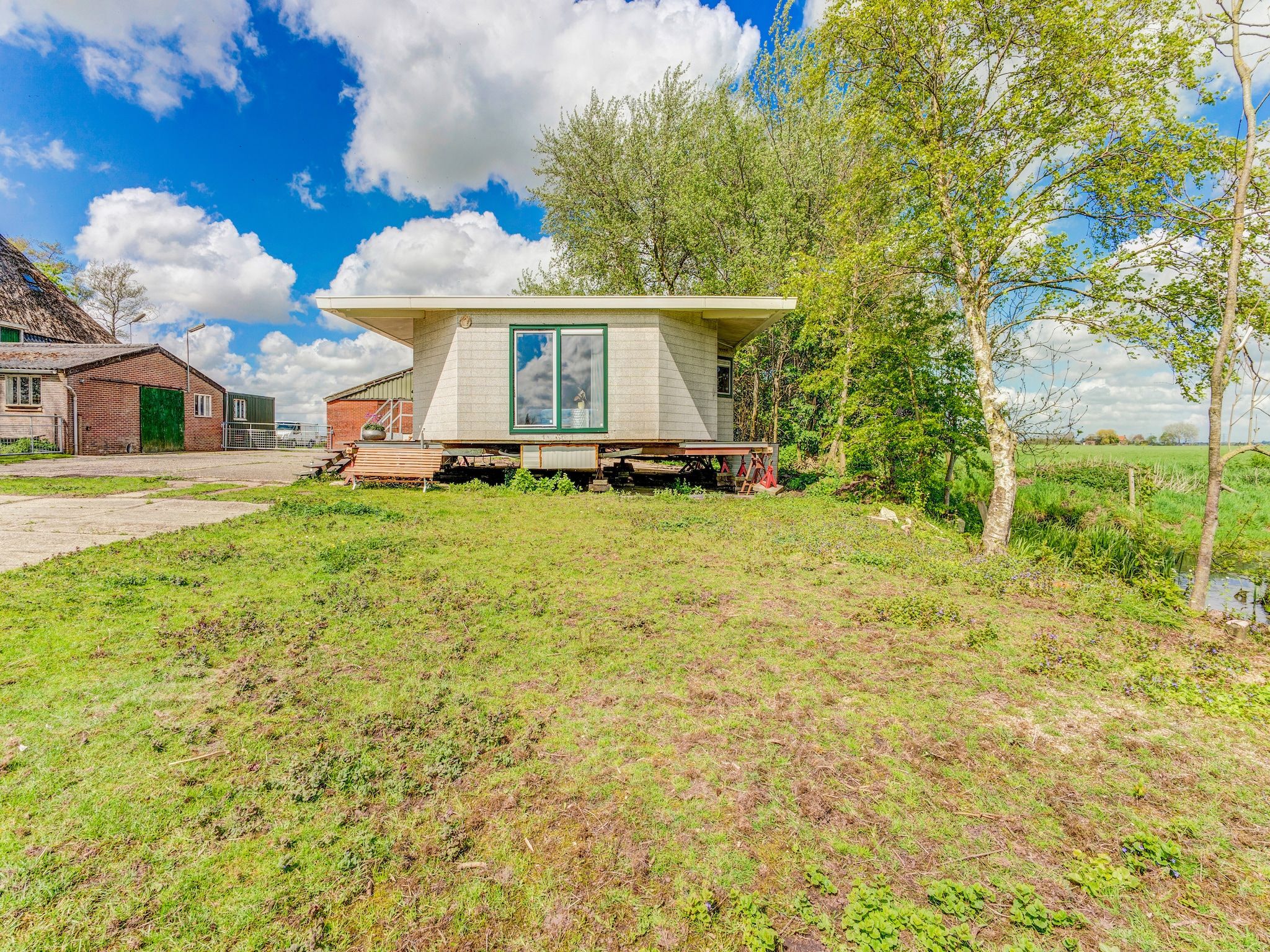 De tuin van Knus chalet in Friesland met hottub in Suwald