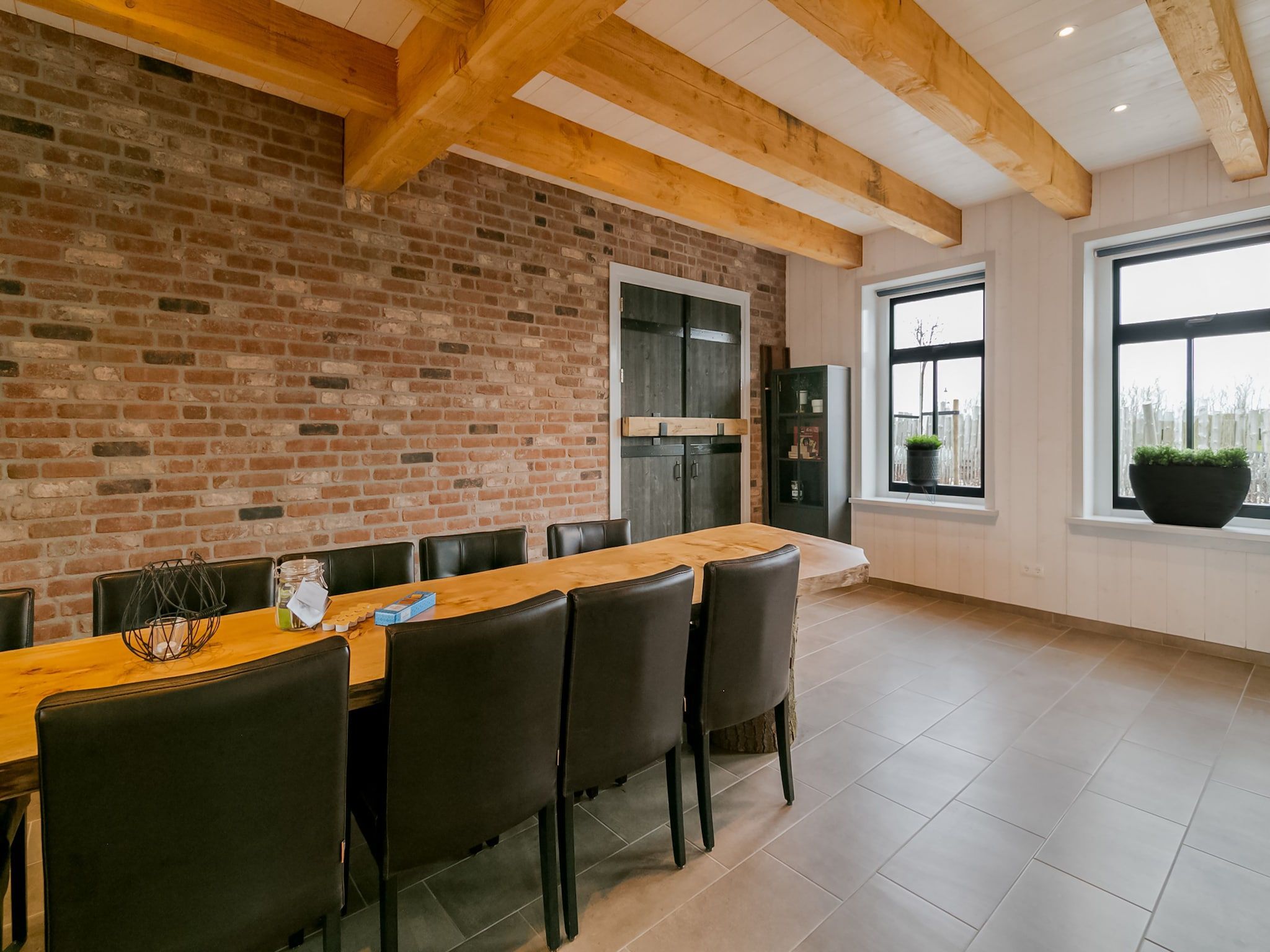 De eetkamer van Hazenborgh - Duinhuis 1 in Callantsoog