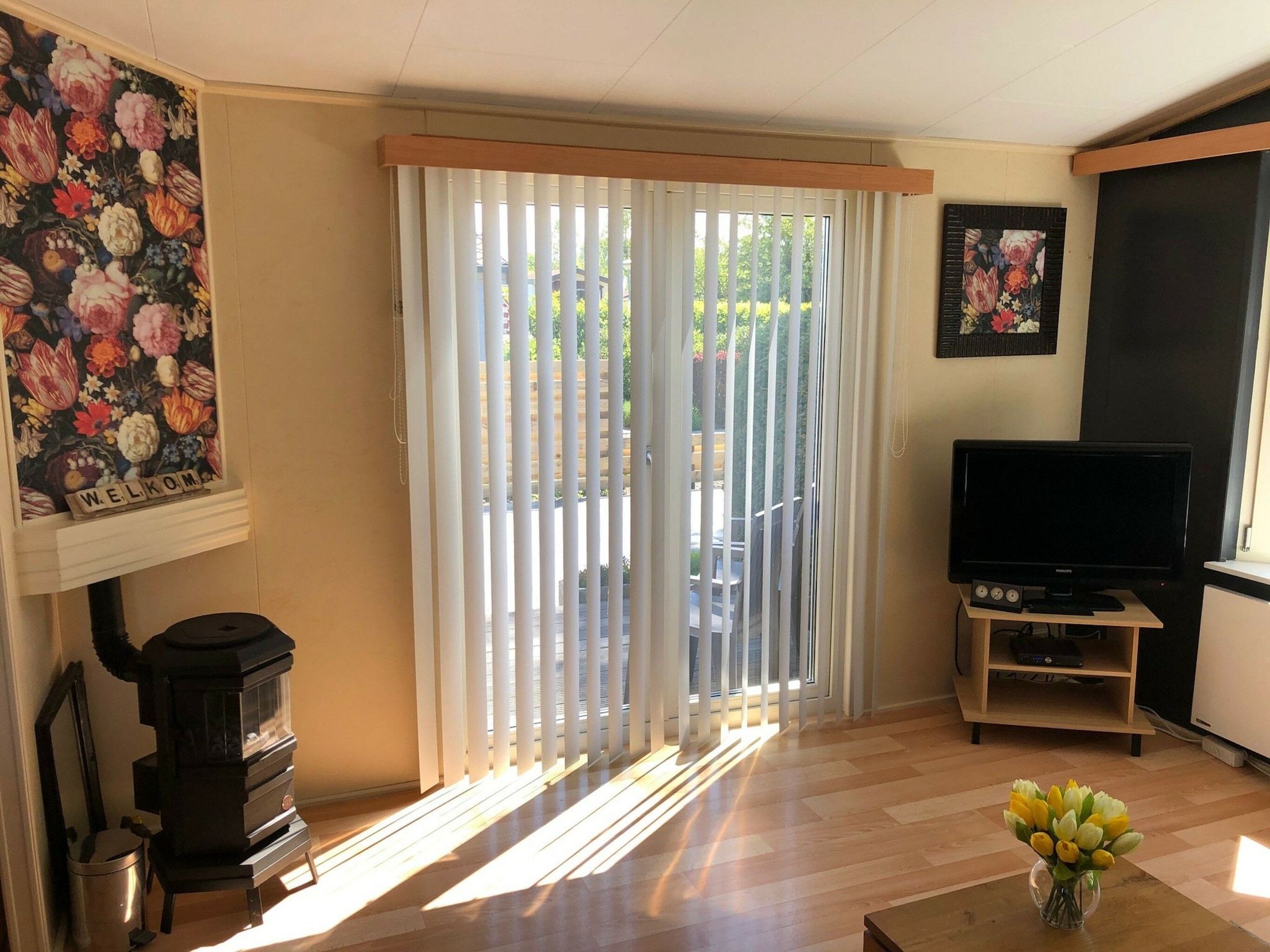 De woonkamer van Recreatiepark Wiringherlant - Wiringher Chalet 1 in Hippolytushoef