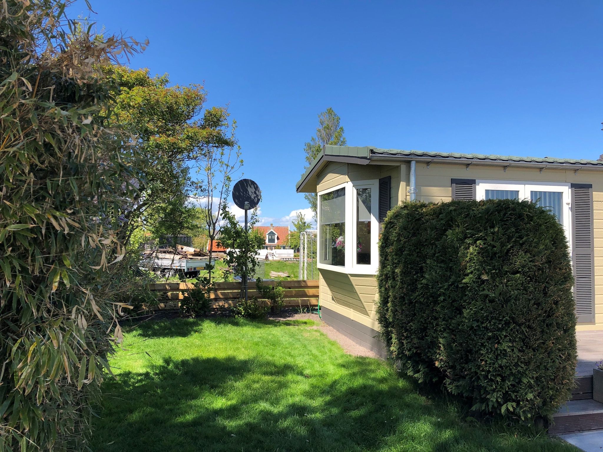 De tuin van Recreatiepark Wiringherlant - Wiringher Chalet 1 in Hippolytushoef