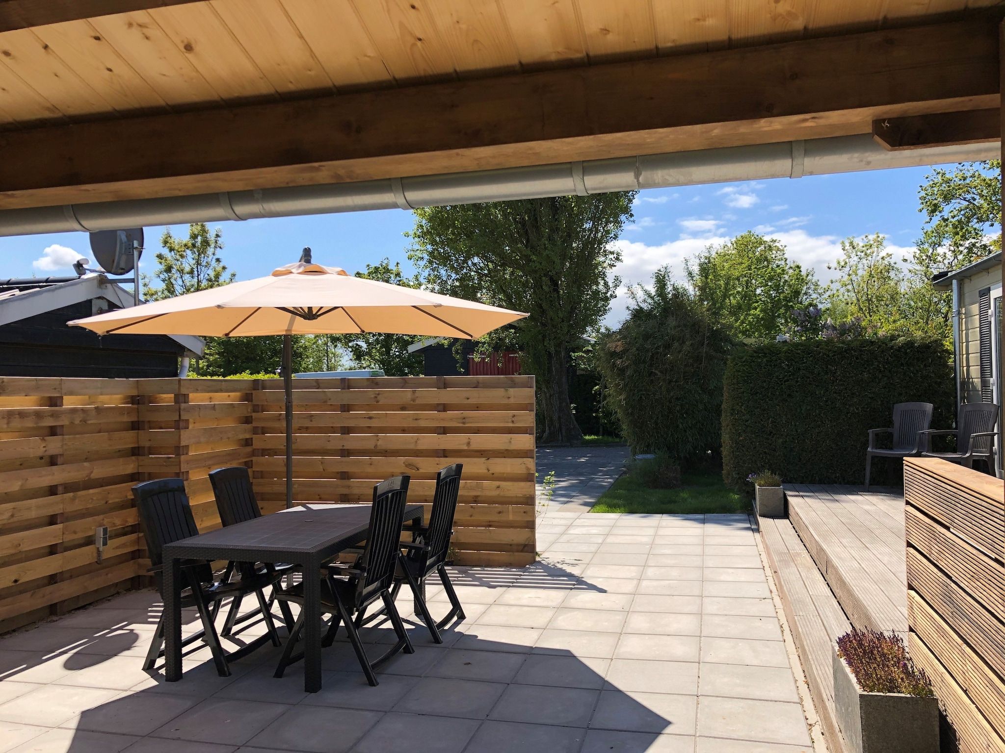 Het terras van Recreatiepark Wiringherlant - Wiringher Chalet 1 in Hippolytushoef