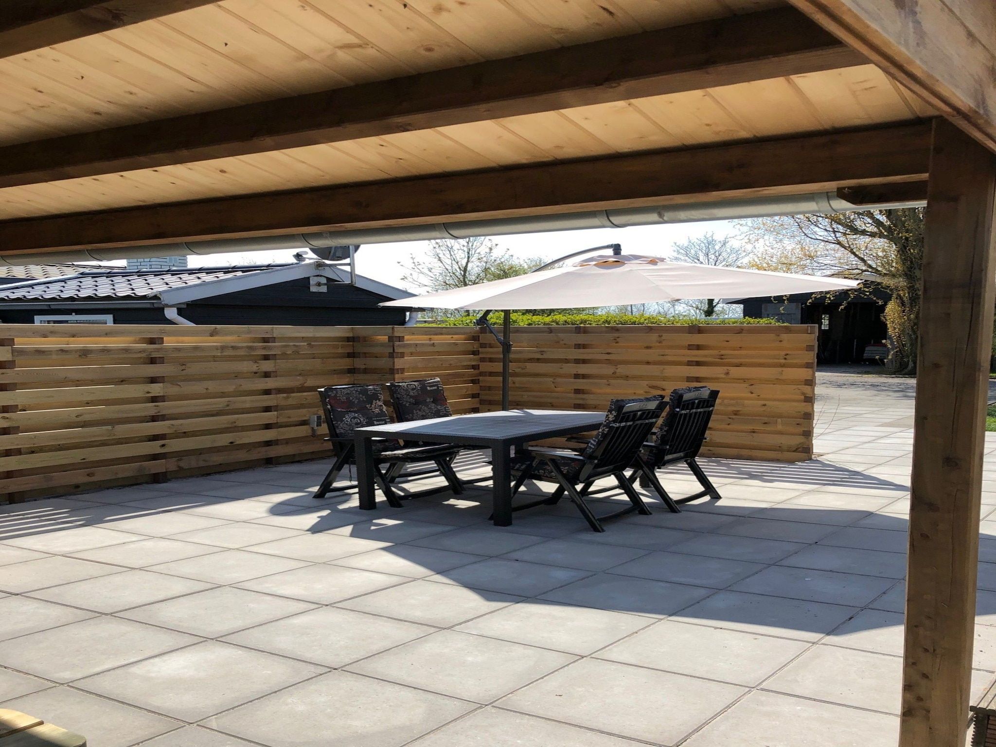 Het terras van Recreatiepark Wiringherlant - Wiringher Chalet 1 in Hippolytushoef