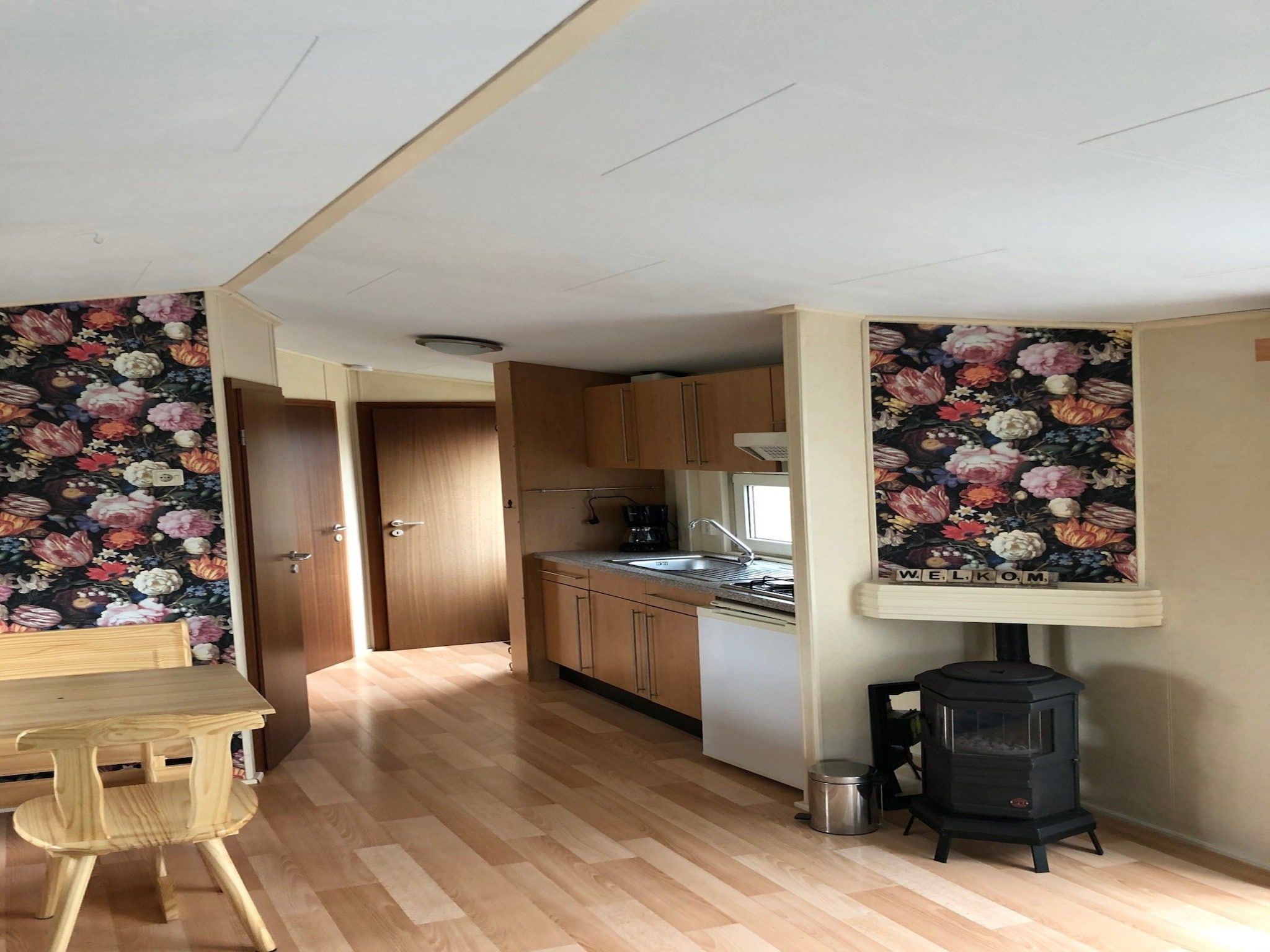 De woonkamer van Recreatiepark Wiringherlant - Wiringher Chalet 1 in Hippolytushoef