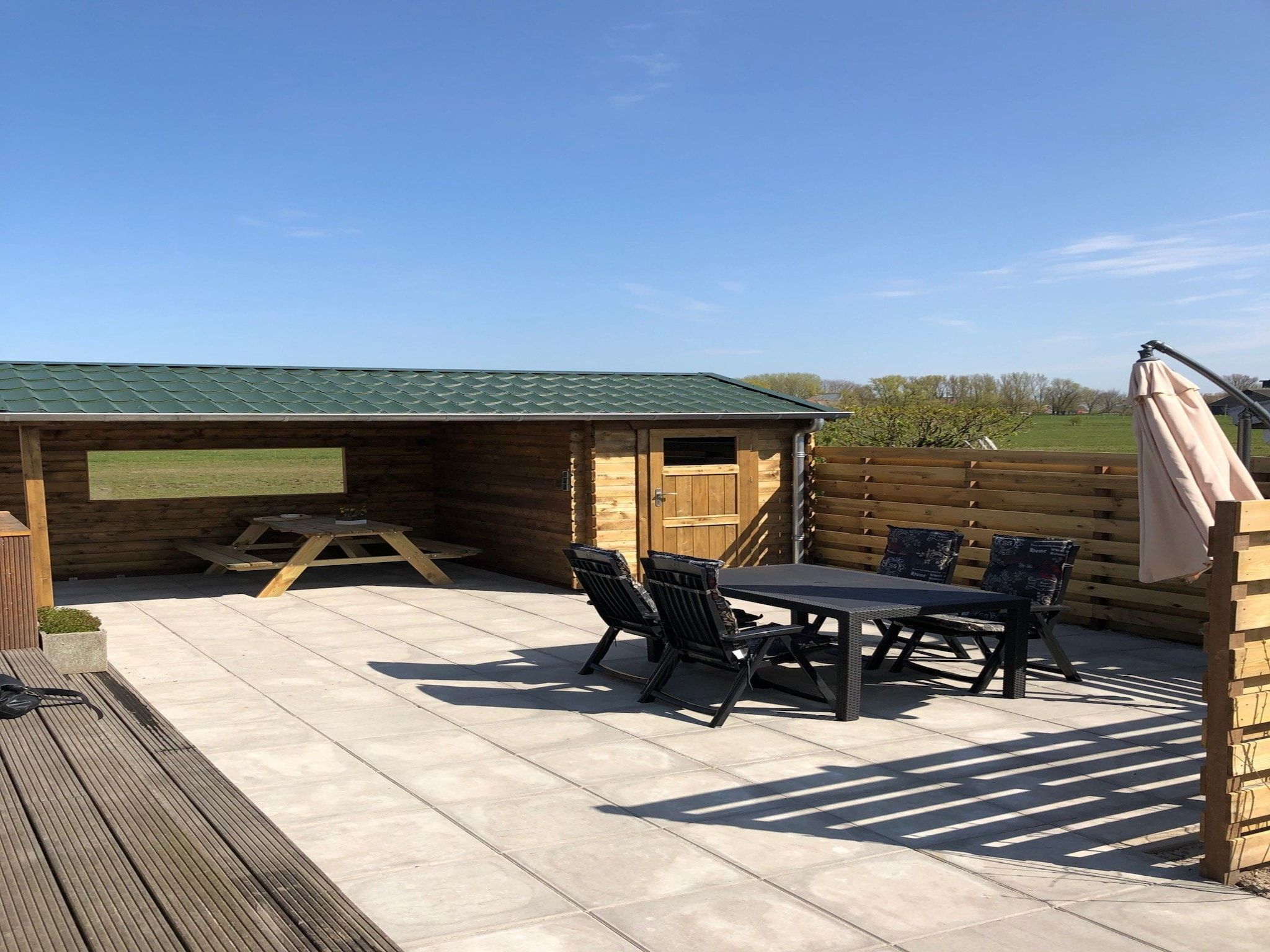 Het terras van Recreatiepark Wiringherlant - Wiringher Chalet 1 in Hippolytushoef