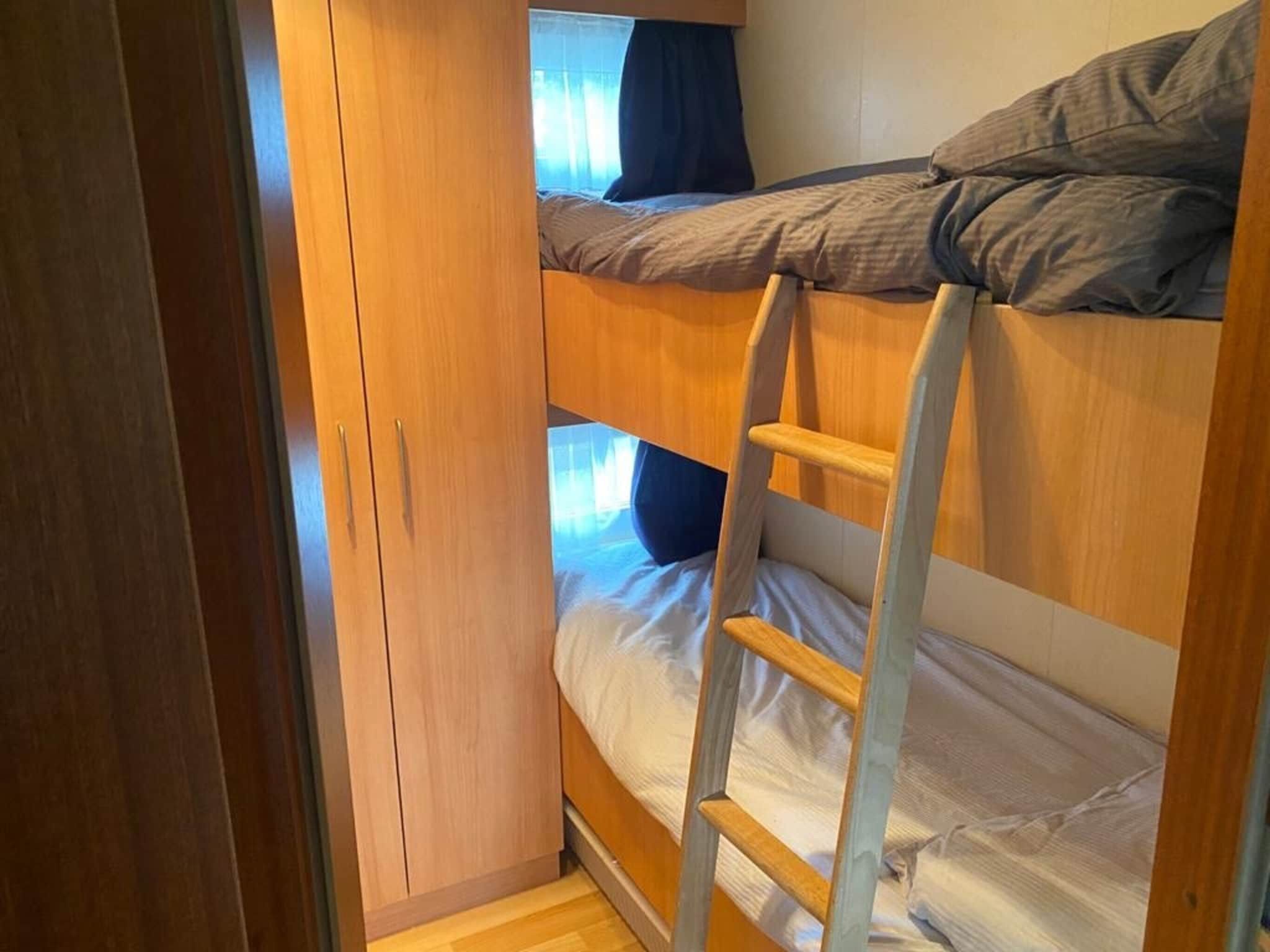 Een slaapkamer van Recreatiepark Wiringherlant - Wiringher Chalet 1 in Hippolytushoef