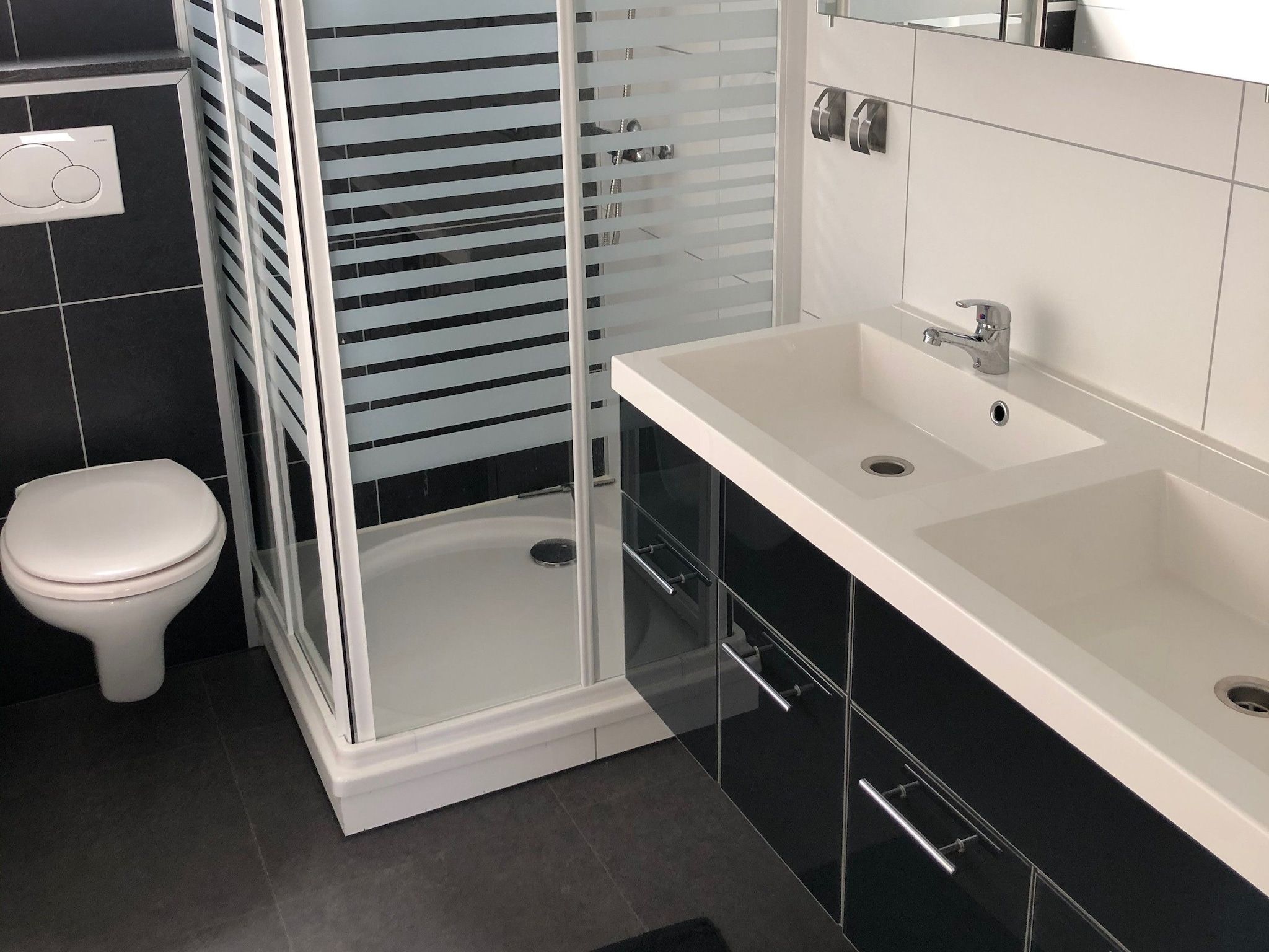 De badkamer van Recreatiepark Wiringherlant - Wiringher Chalet 94 in Hippolytushoef