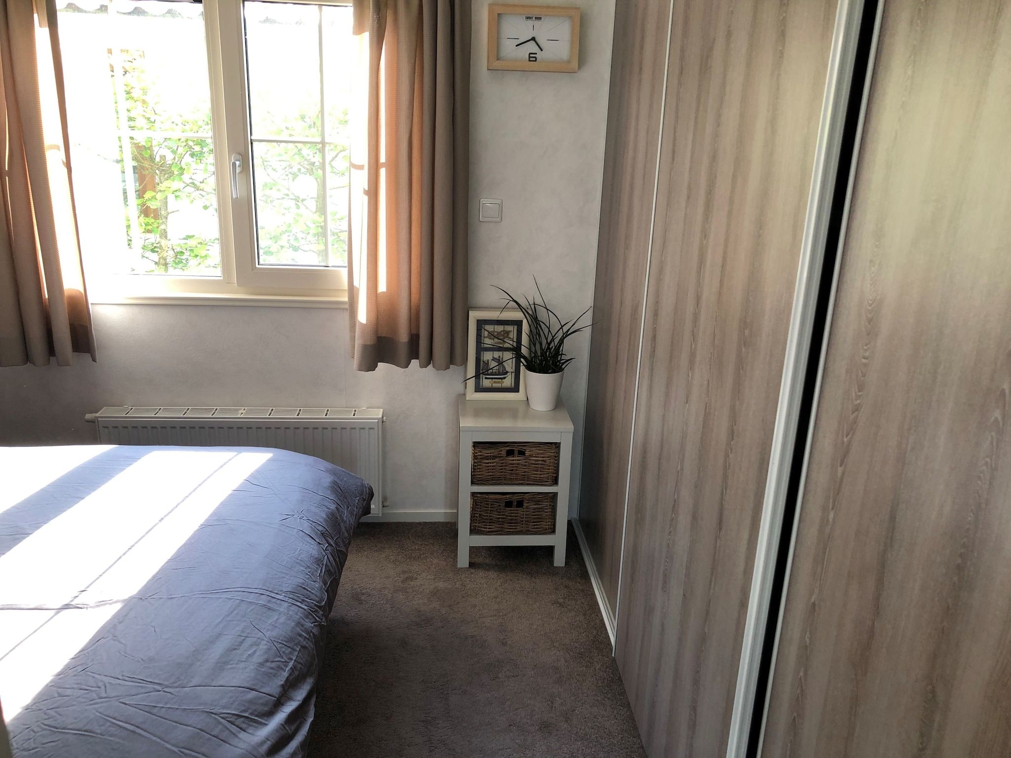 Een slaapkamer van Recreatiepark Wiringherlant - Wiringher Chalet 94 in Hippolytushoef