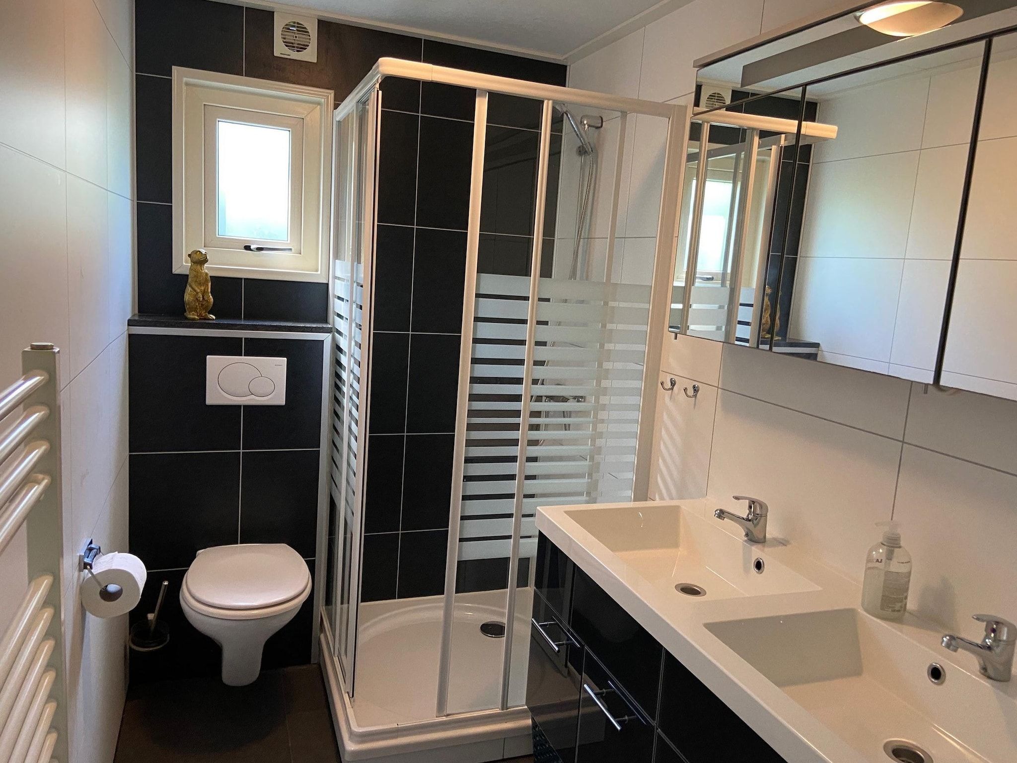 De badkamer van Recreatiepark Wiringherlant - Wiringher Chalet 94 in Hippolytushoef