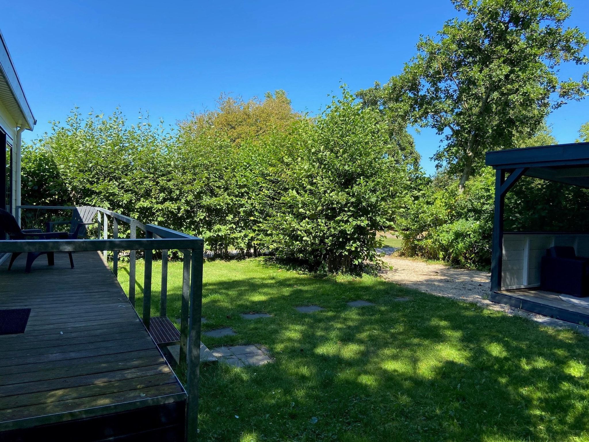 De tuin van Recreatiepark Wiringherlant - Wiringher Chalet 94 in Hippolytushoef