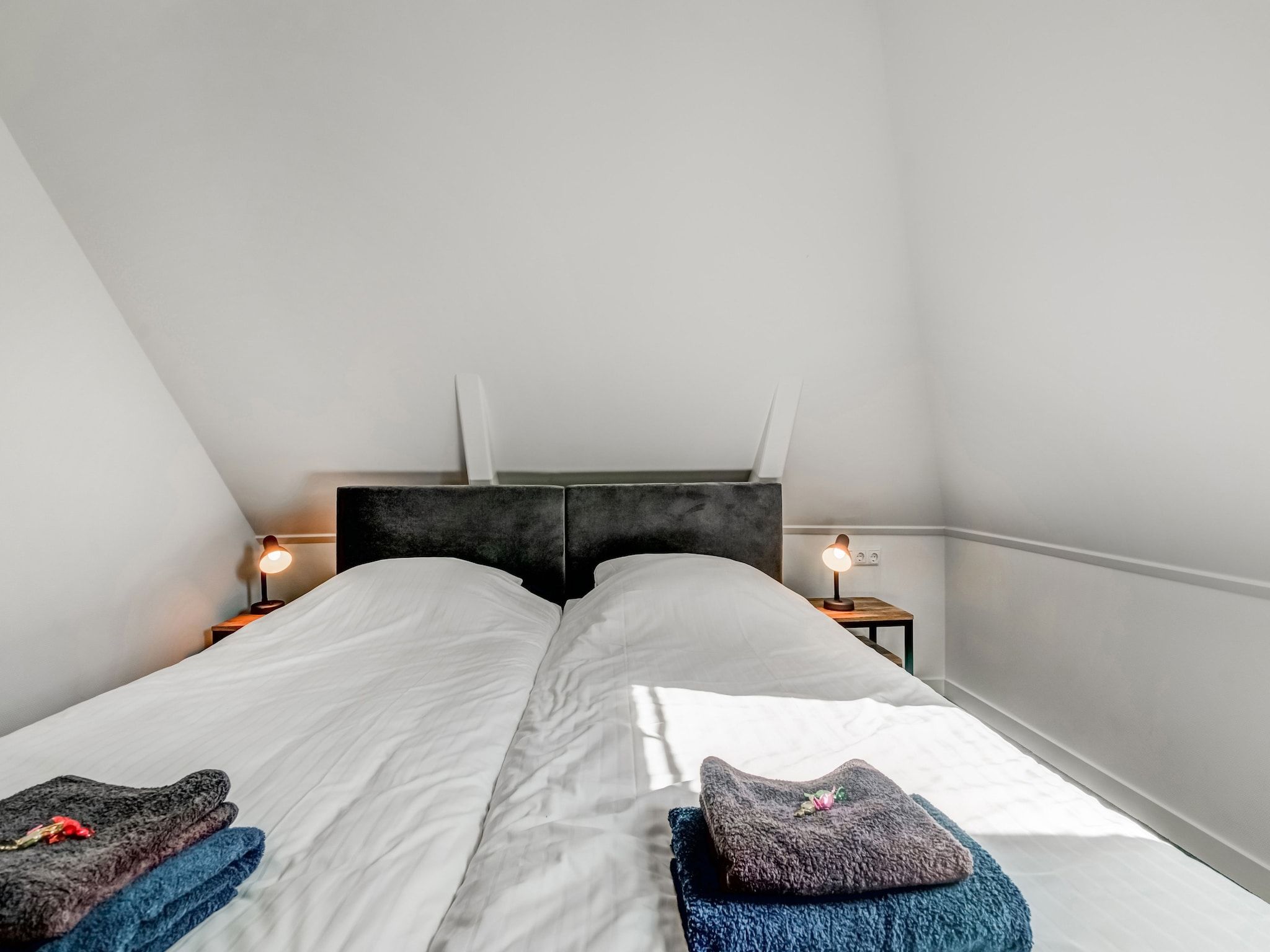 Een slaapkamer van Boerderij Koatstertille in Friesland