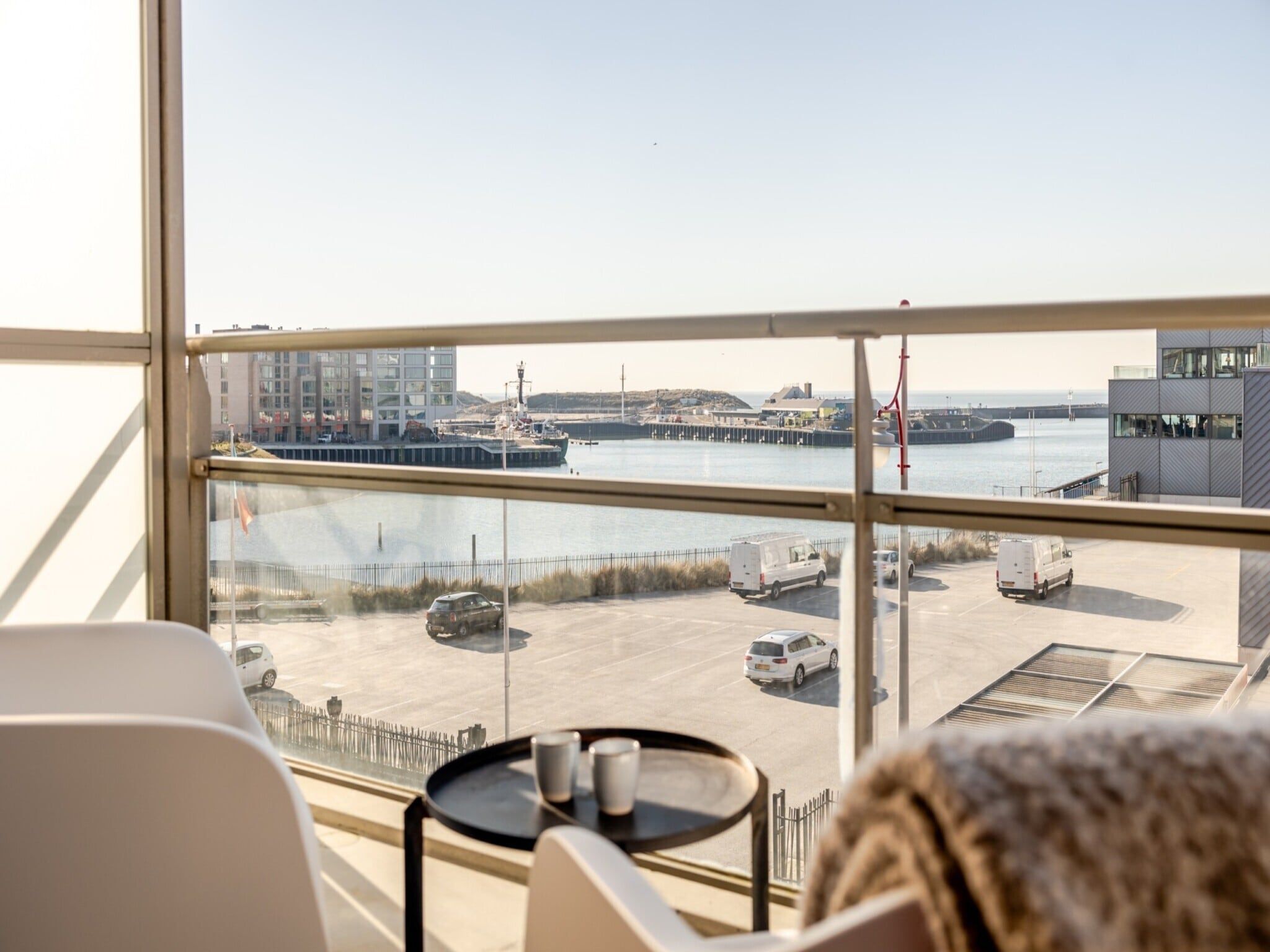 Het terras van Scheveningen Harbour 10B in Den Haag